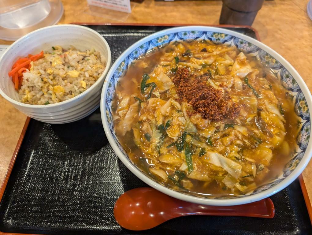 「赤辛ニラ肉あんかけそば」と「半チャーハン」着丼