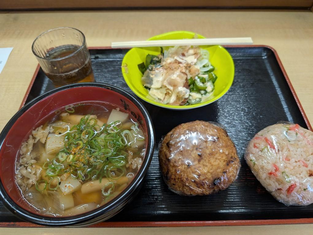 いも煮、味噌おにぎり、チャーハンおにぎり、豆腐サラダ