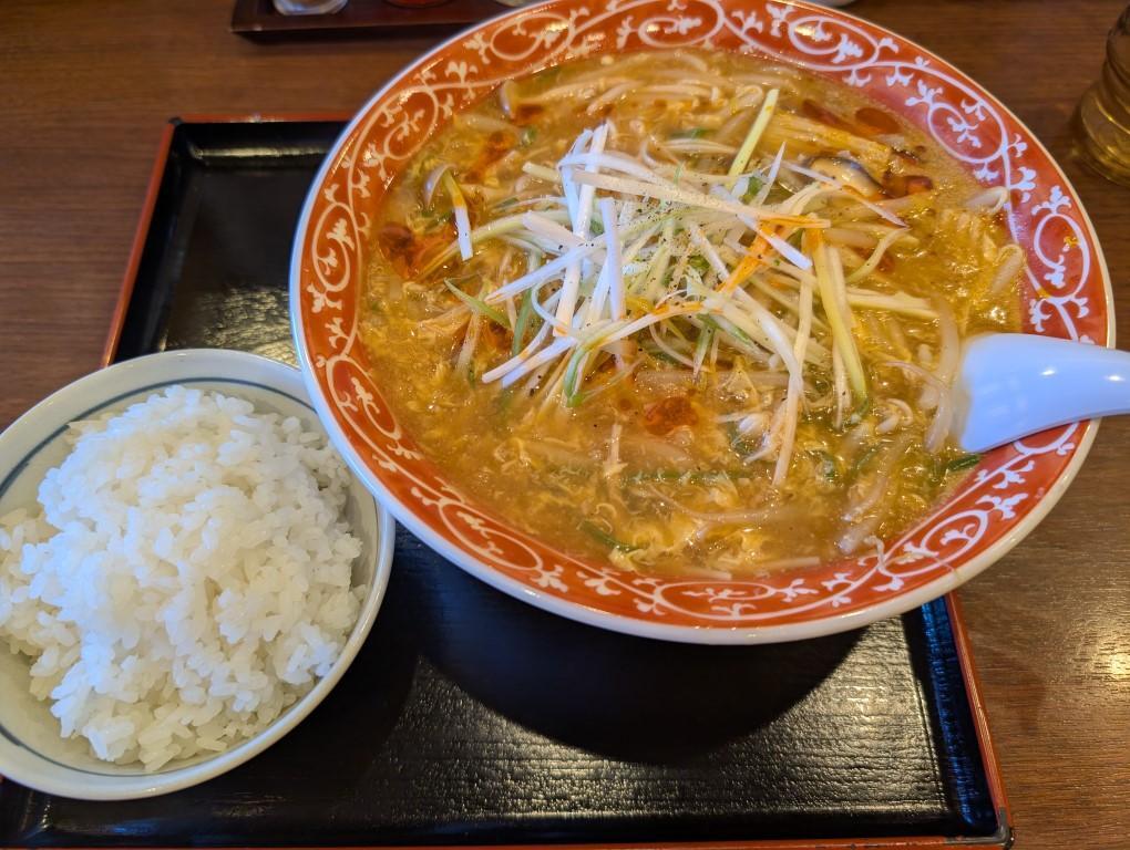 「酸辣湯麺（サンラータンメン）」半ライス付きセット、着丼！