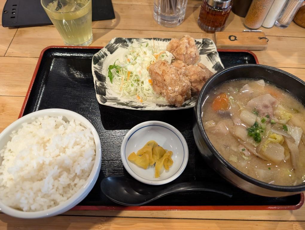 「野菜たくさんの豚汁と鶏から揚げ定食」着丼！