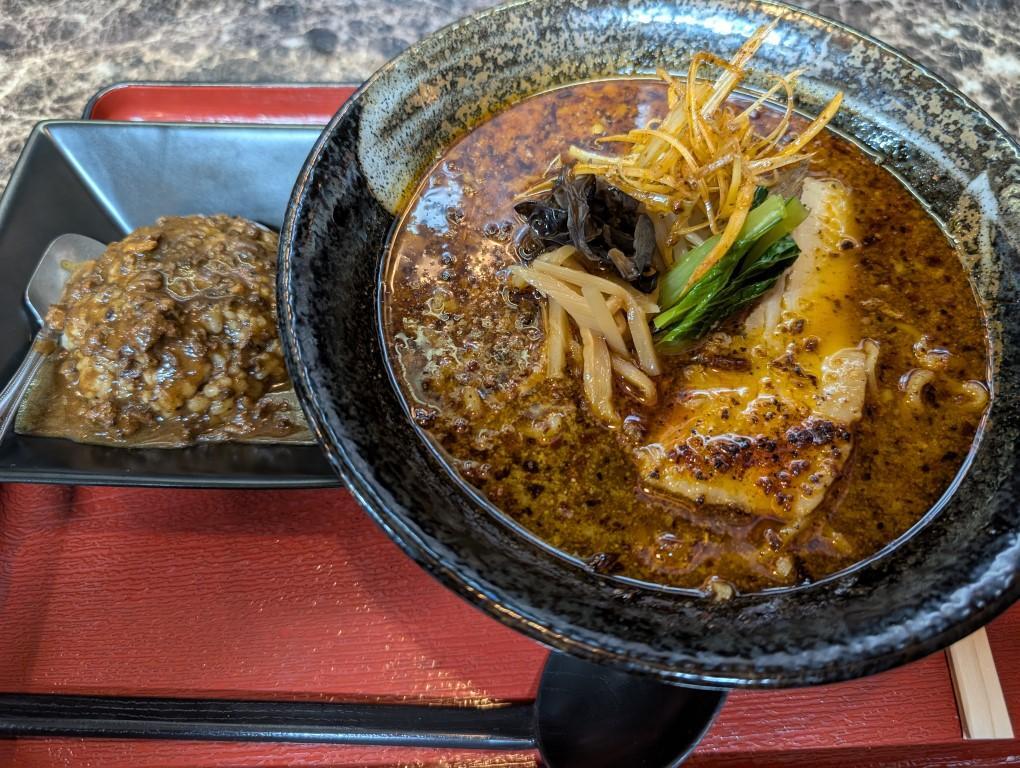 豚辛麺（とんしんめん）とオリジナルミニカレーが着丼