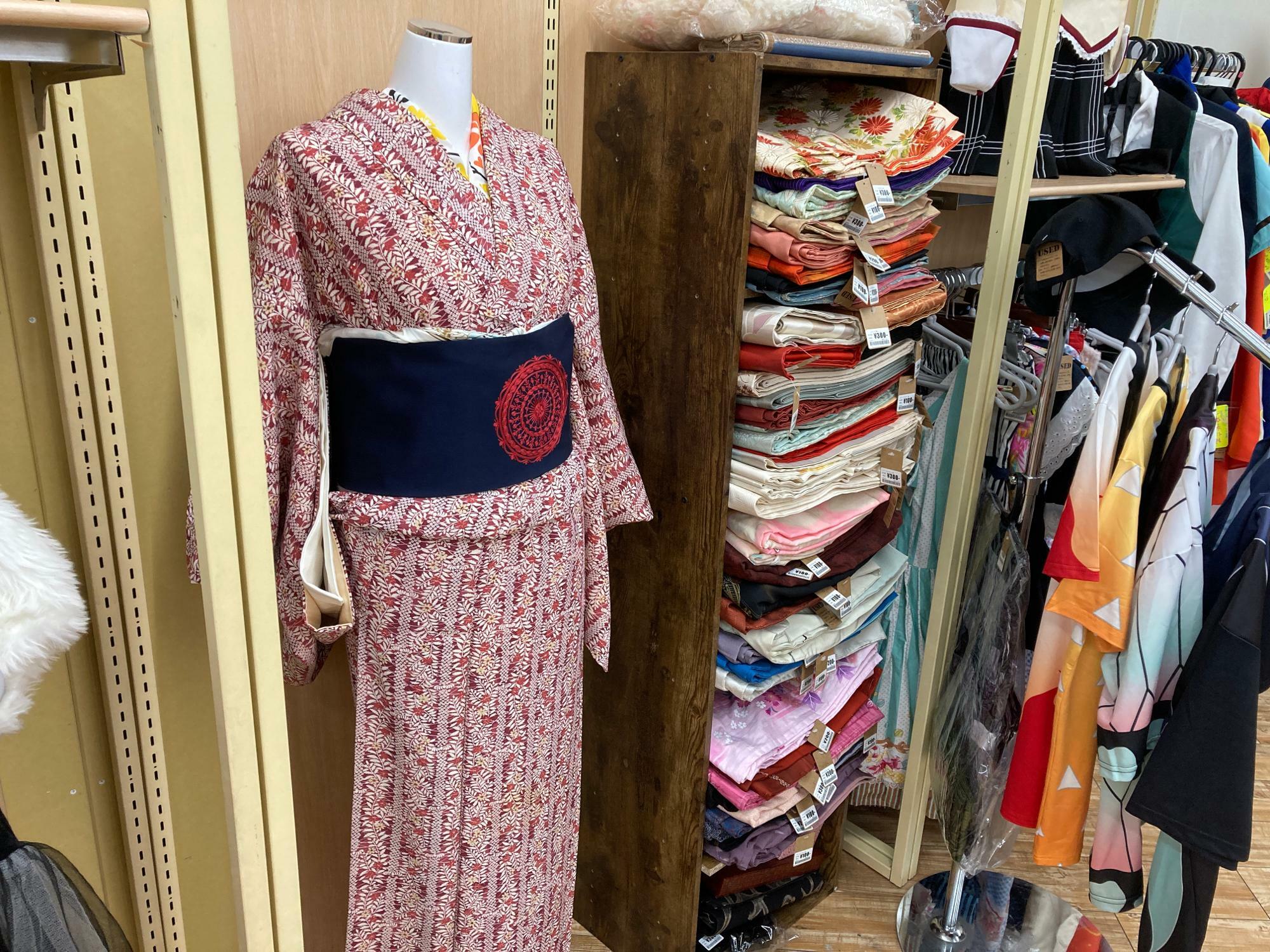 個人的には着物があってびっくり！これも300円など。コスプレ衣装もありました。