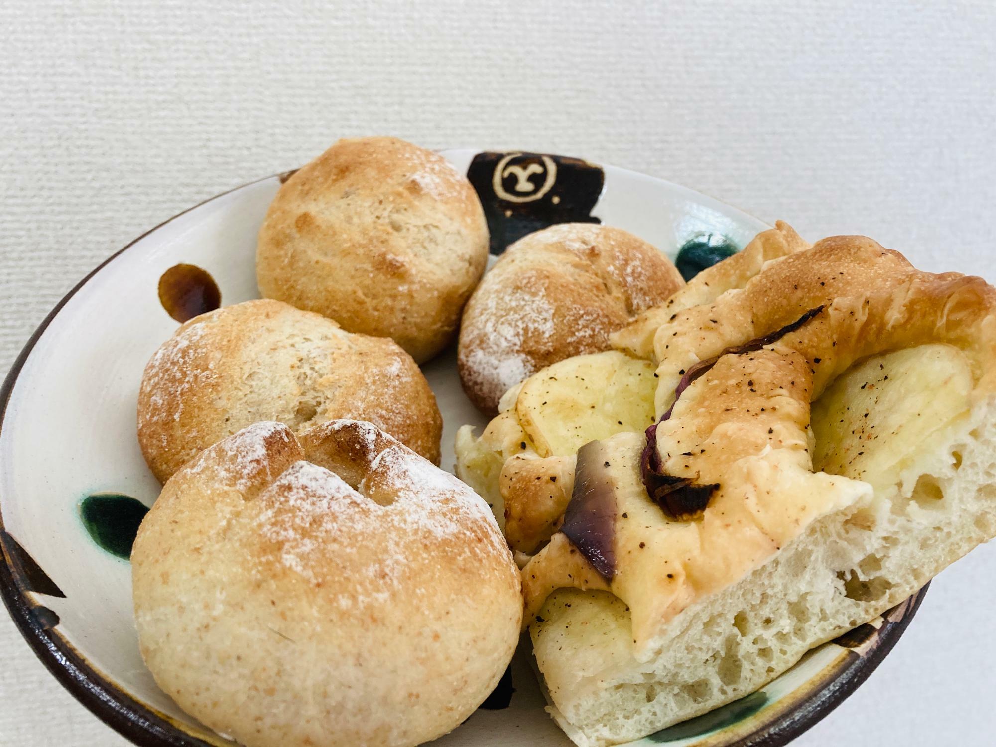 奥の3つが『九州小麦の丸パン』、手前左が『りんごとクランベリー』、左側の四角いパンが『野菜フォカッチャ』