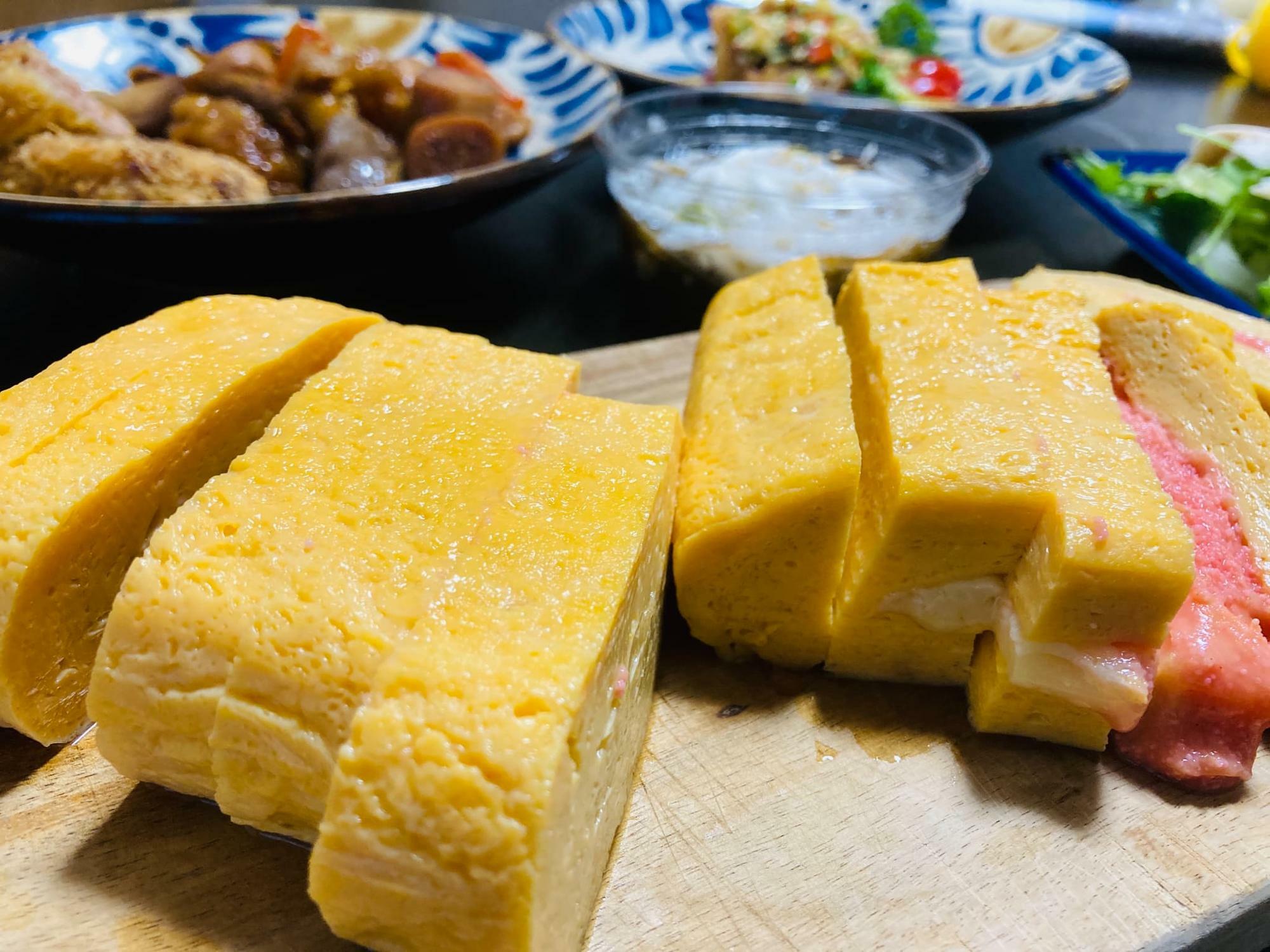 左は『だし巻き』、右が『明太チーズ入りだし巻き』。鮮やかな切り口が美しい！