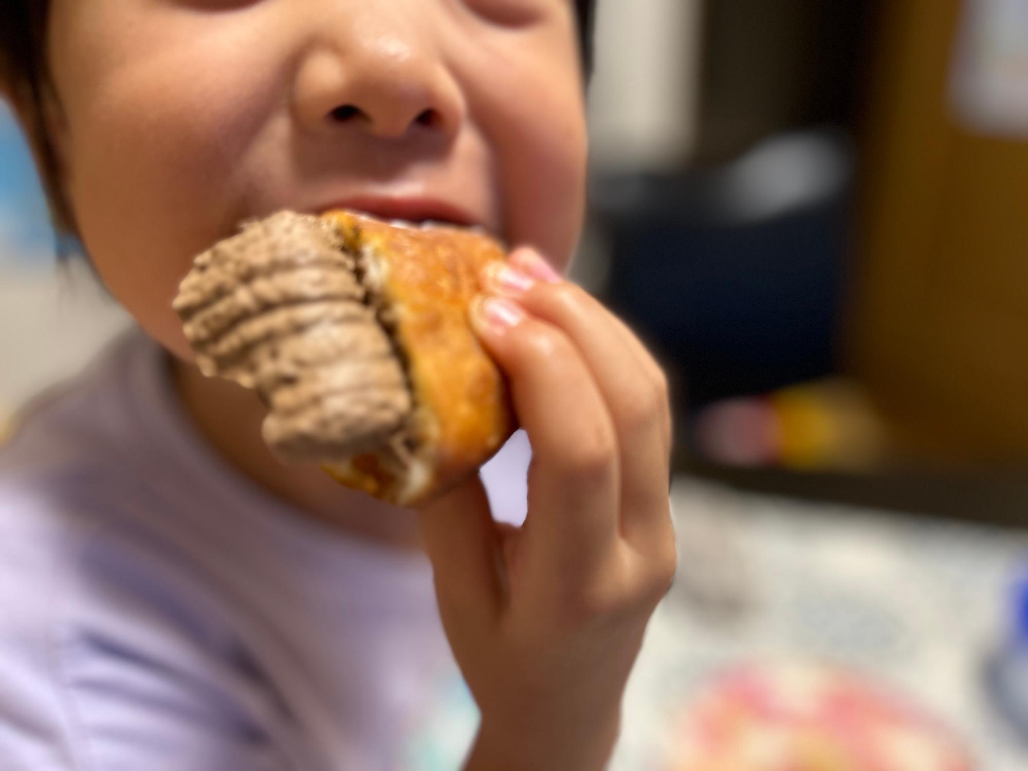 子どもたち大喜びのホイップドーナツ。半分に切ったせいもありますが、噛むたびにクリームがあふれだしていました笑。