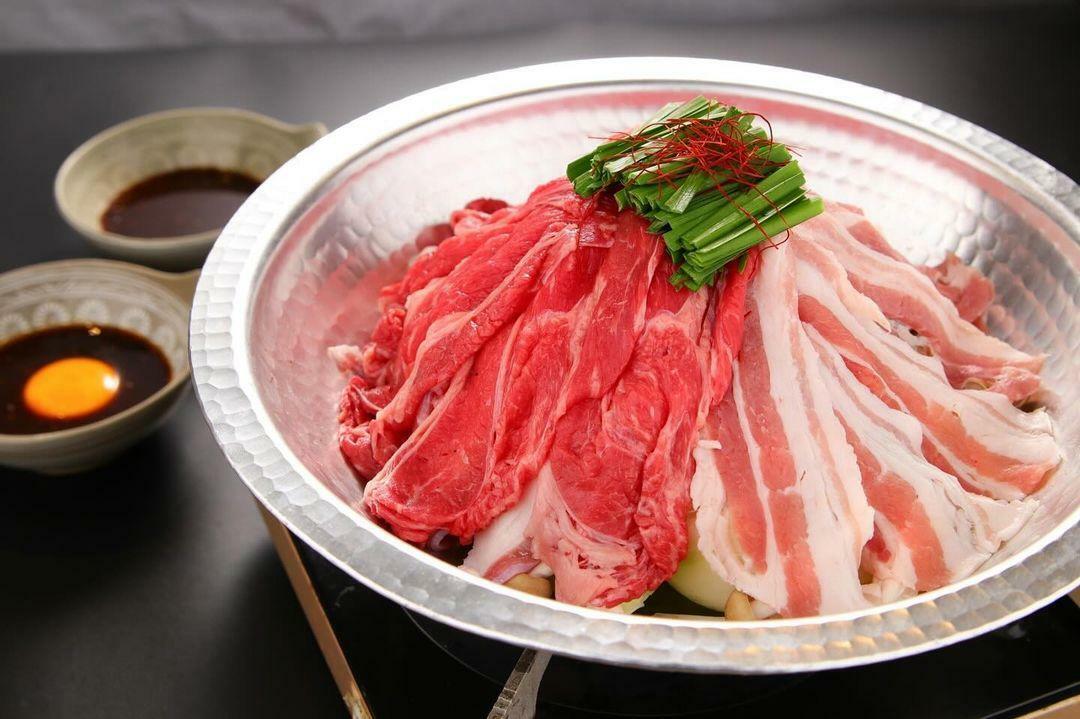 野菜と肉汁で作る、旨みがギュッとつまった「万葉牛と大山豚のハーフ＆ハーフ炊き肉鍋」