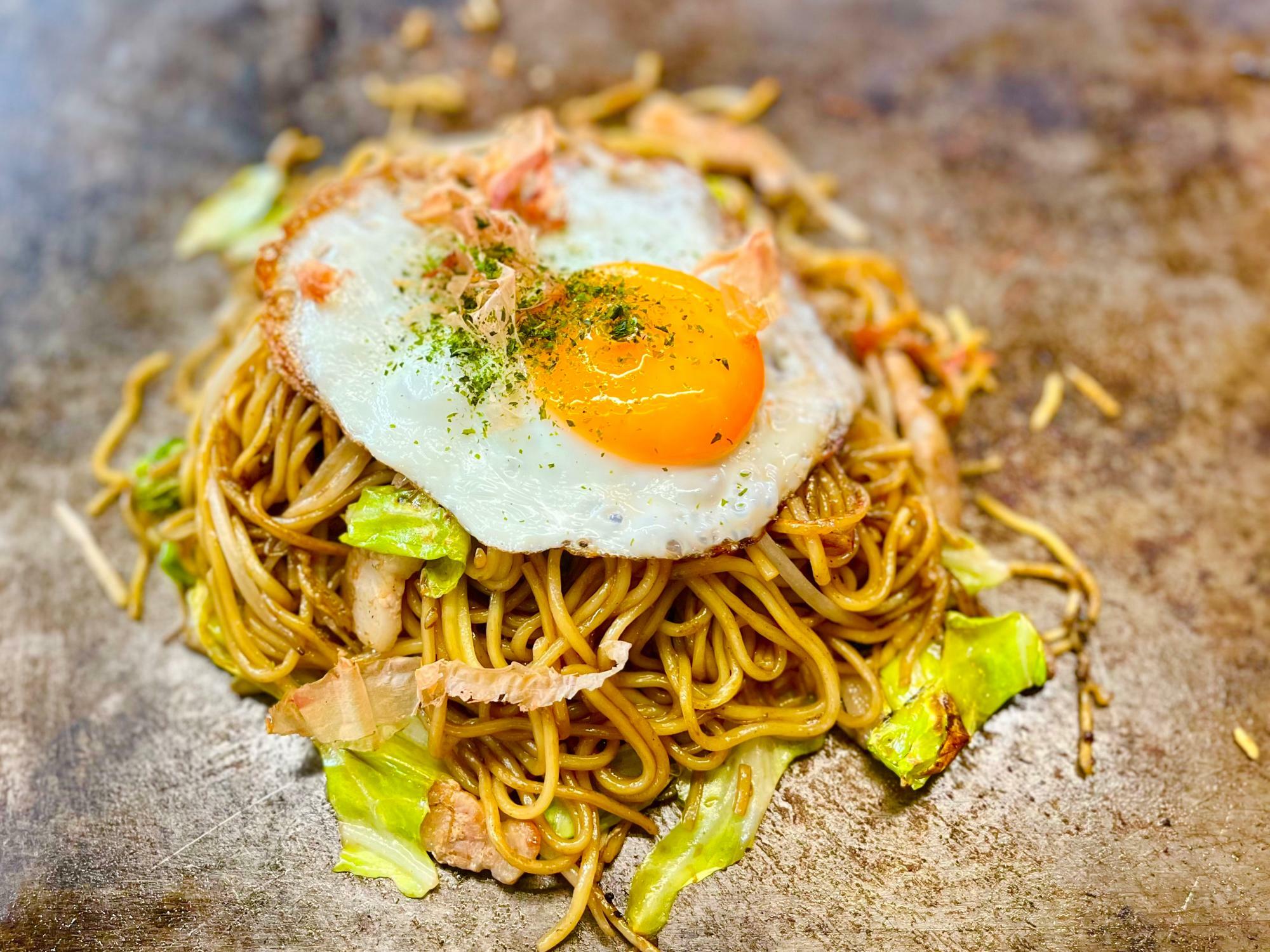 店長のオススメはソースをブレンドして作る焼きそば！　こちらもぜひ♪