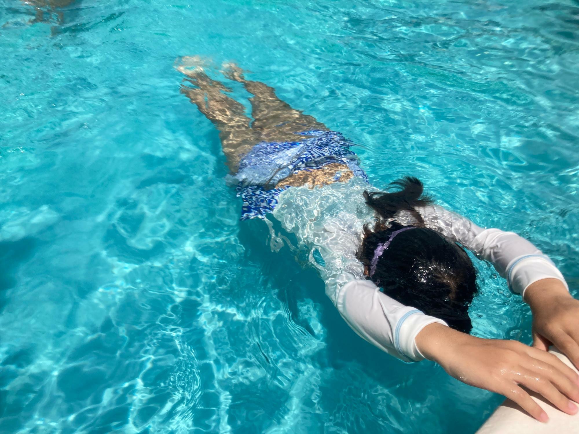 水泳の練習に励む子供