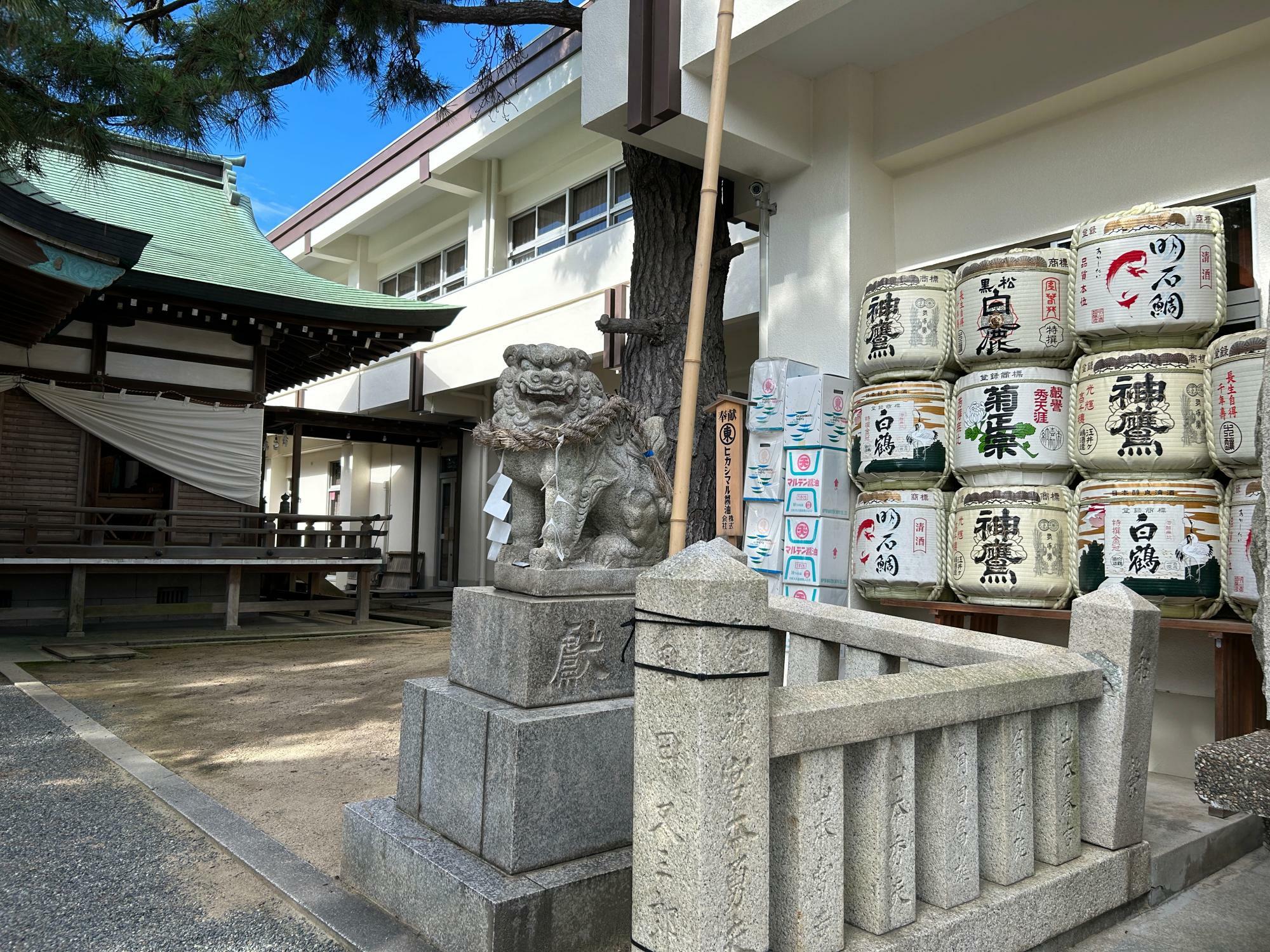 昼間の岩屋神社。夜はドキっとしそう･･･。