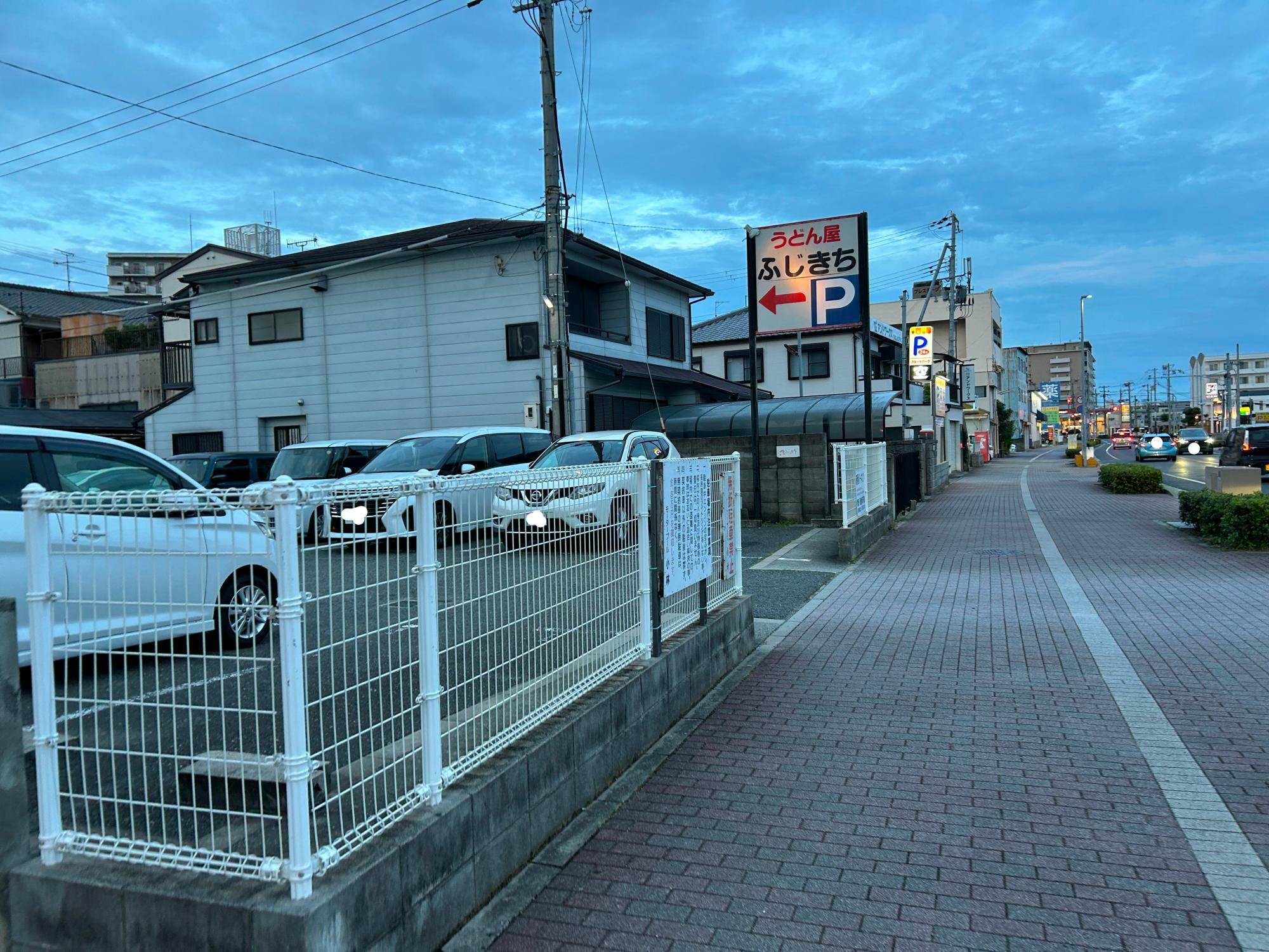 駐車場はこちら