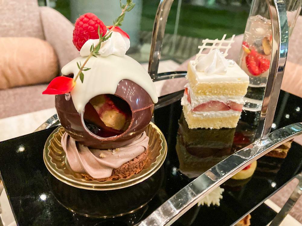 チョコレートのスノードーム（かまくら）や、ホテルで長年愛される定番のショートケーキ、金箔に彩られたシャンパンゼリーなど贅沢なラインナップ