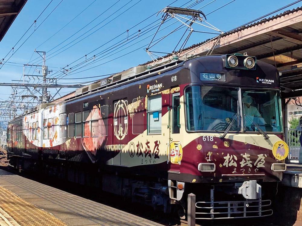 えんじ色の車体がお店をPR。京阪「石山寺駅」～「比叡山坂本駅」間を1日9往復する