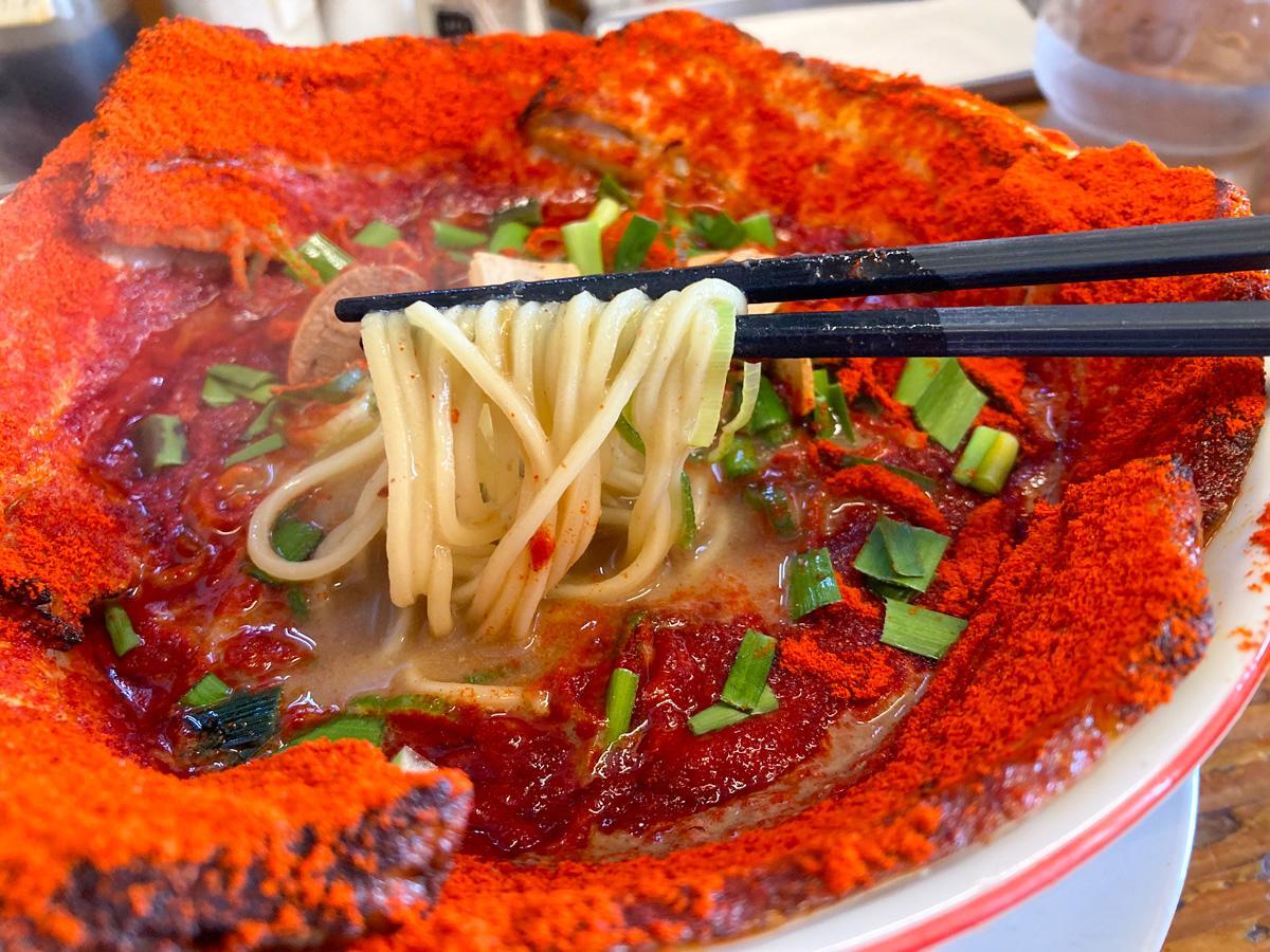 こってりとしつつ、クセのないまろやかスープ。多加水麺の中太玉子麺がよく合います