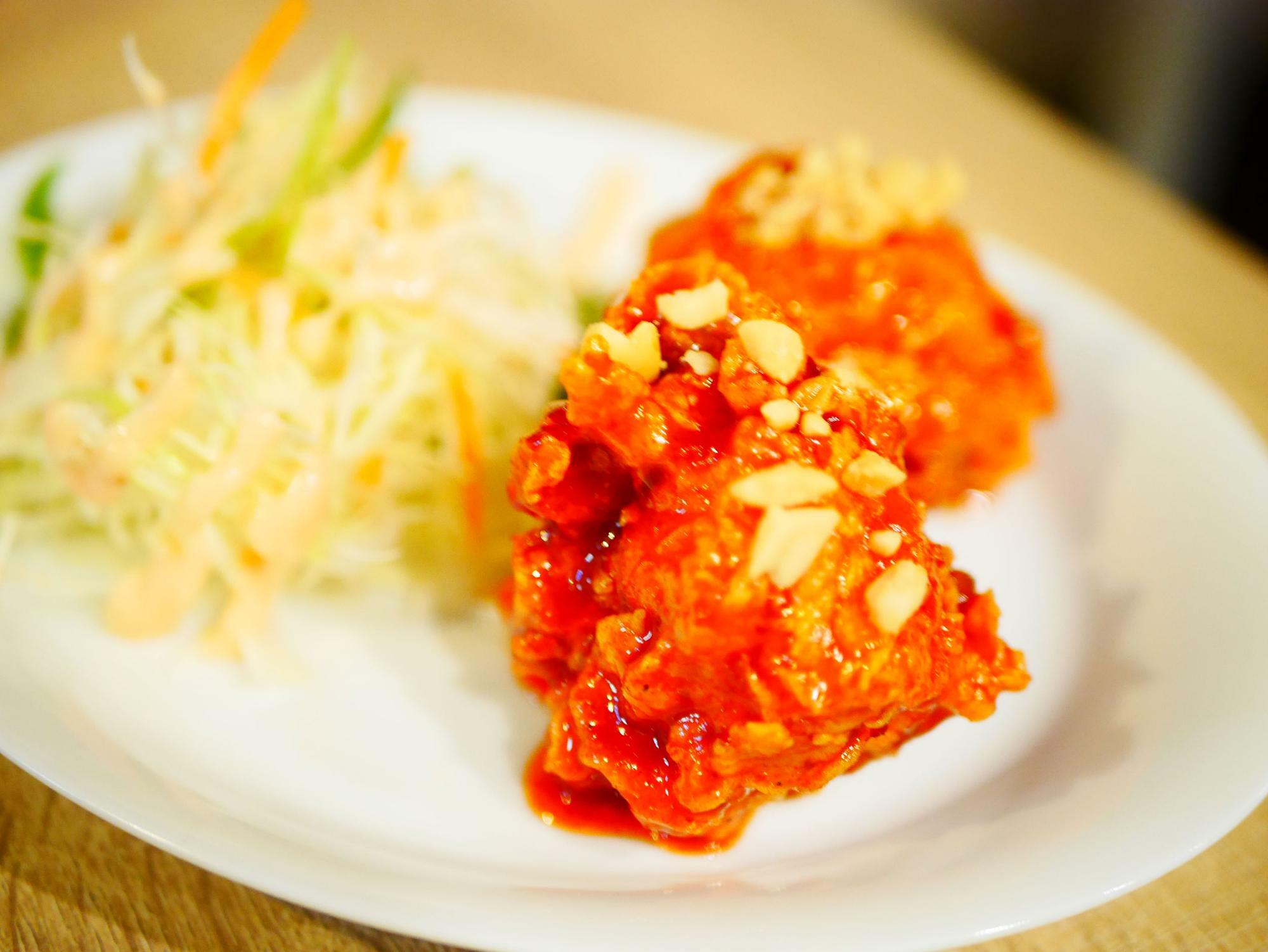 チキンパウダーも手作り。ヤンニョムソースは韓国の市場で売っているヤンニョムチキンソースの味を手作りで再現している