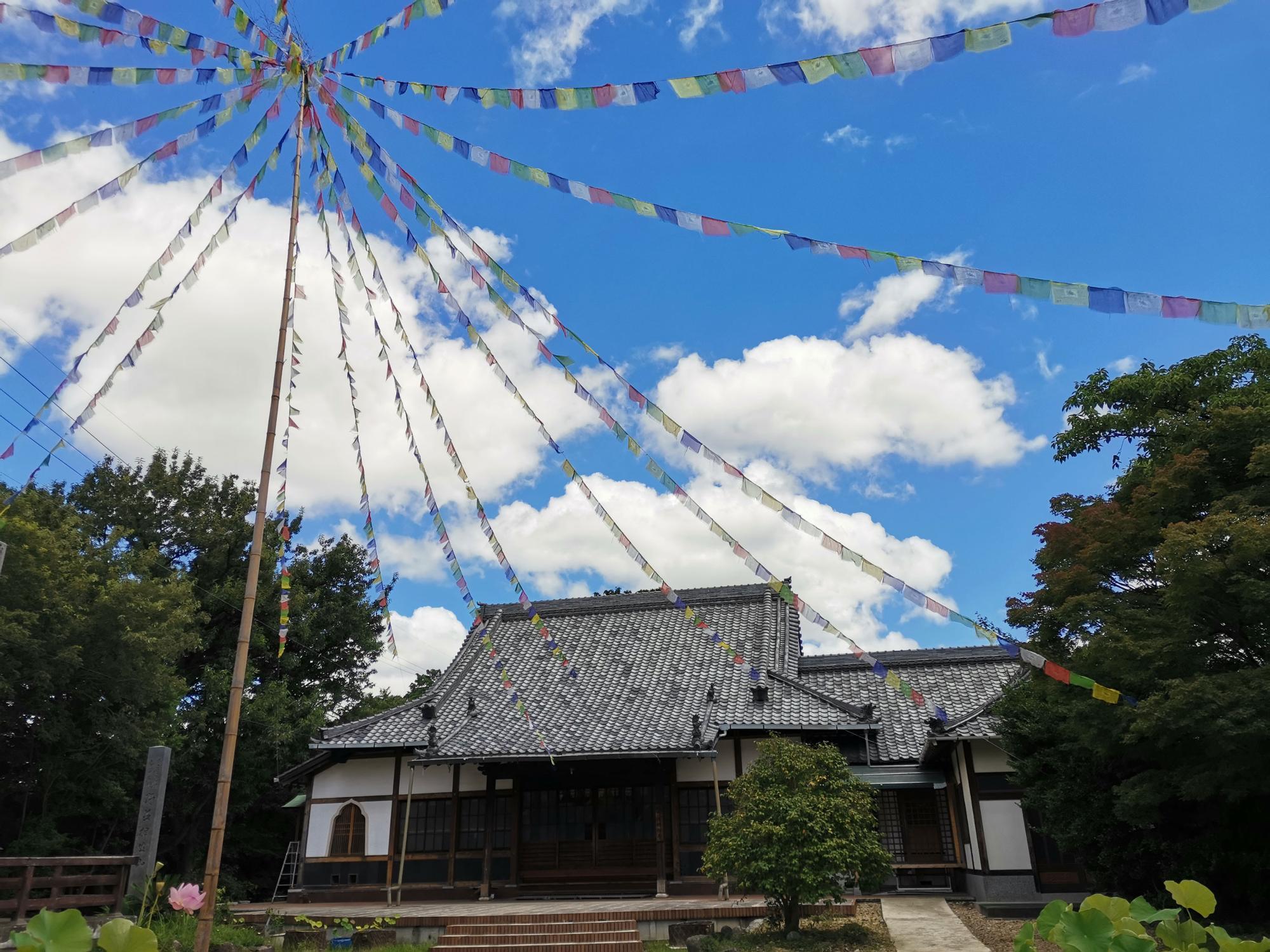 （写真提供：相生山徳林寺）境内の「タルチョ」が目を引く相生山徳林寺。住職は20代の頃ネパールにおよそ10年間滞在していた