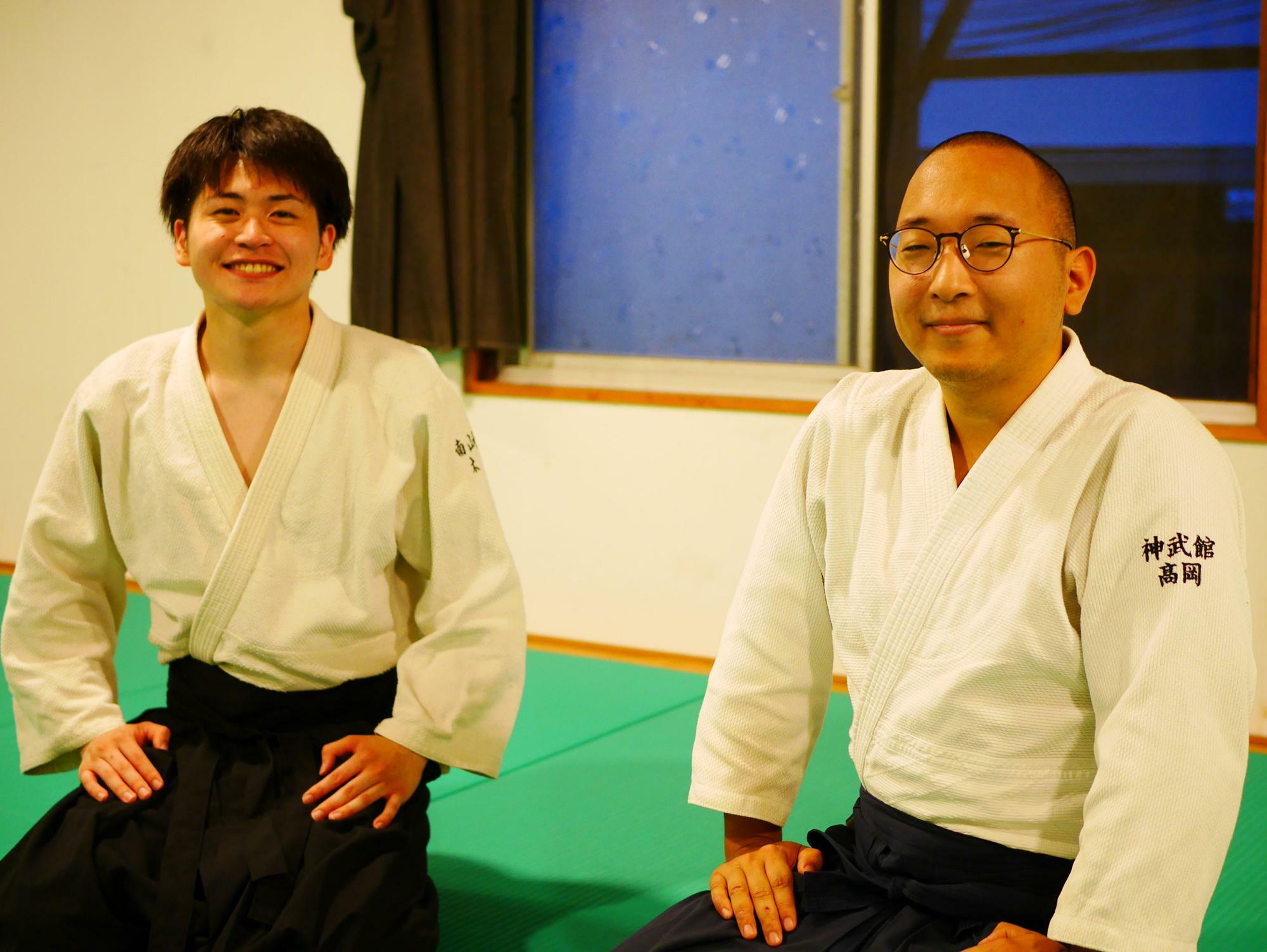 道場の指導者。向かって右がこのお寺の副住職である髙岡慈寛さん。左は大学時代の学友