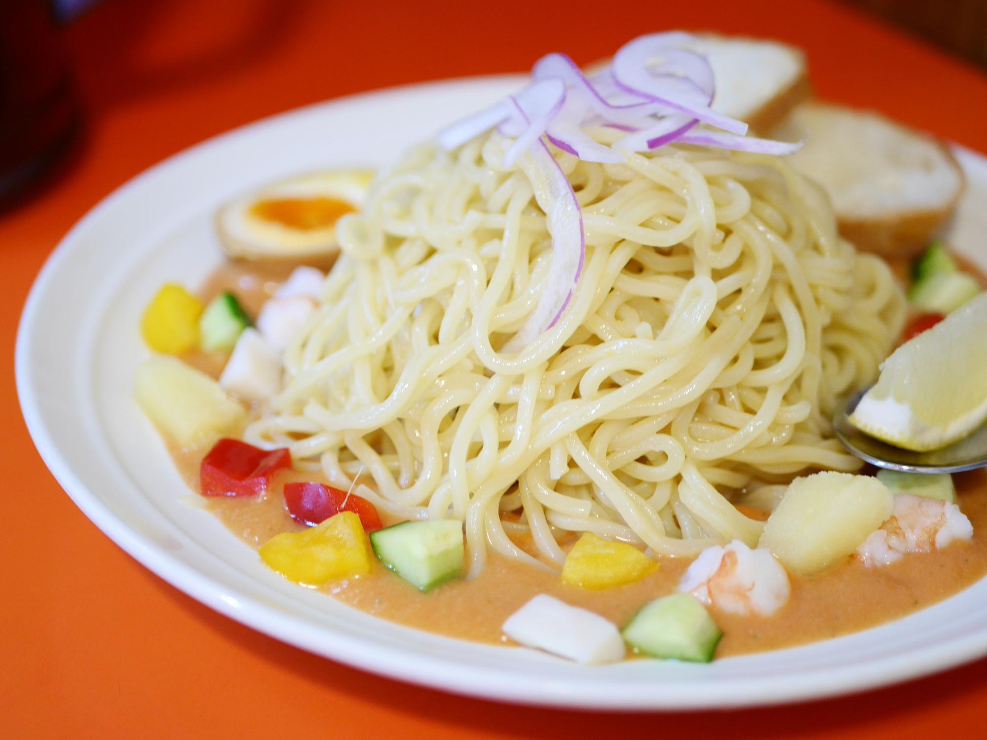 夏野菜のソースで食べるパスタ風ラーメン 「キムパッチョ！」