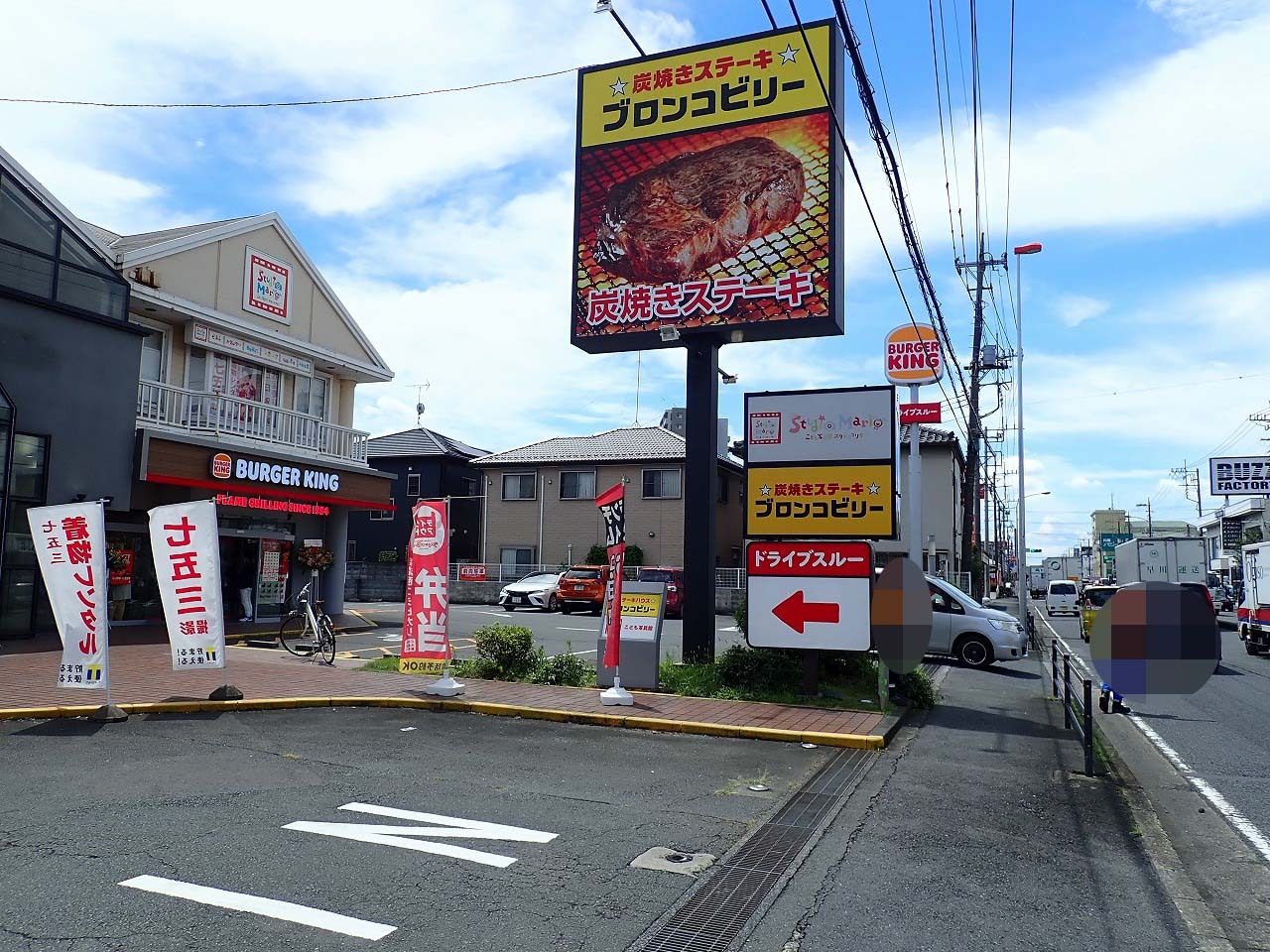 川越市街から狭山方面に向かうと手前が入り口、奥が出口です。また出入り口や駐車場は「ブロンコビリー」と兼用のようです