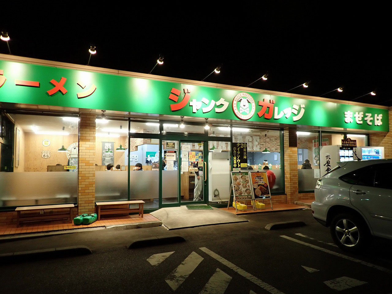 ラーメン店の前にラーメンの自動販売機があるのです。場所は東武東上線・霞ヶ関駅から徒歩約20分