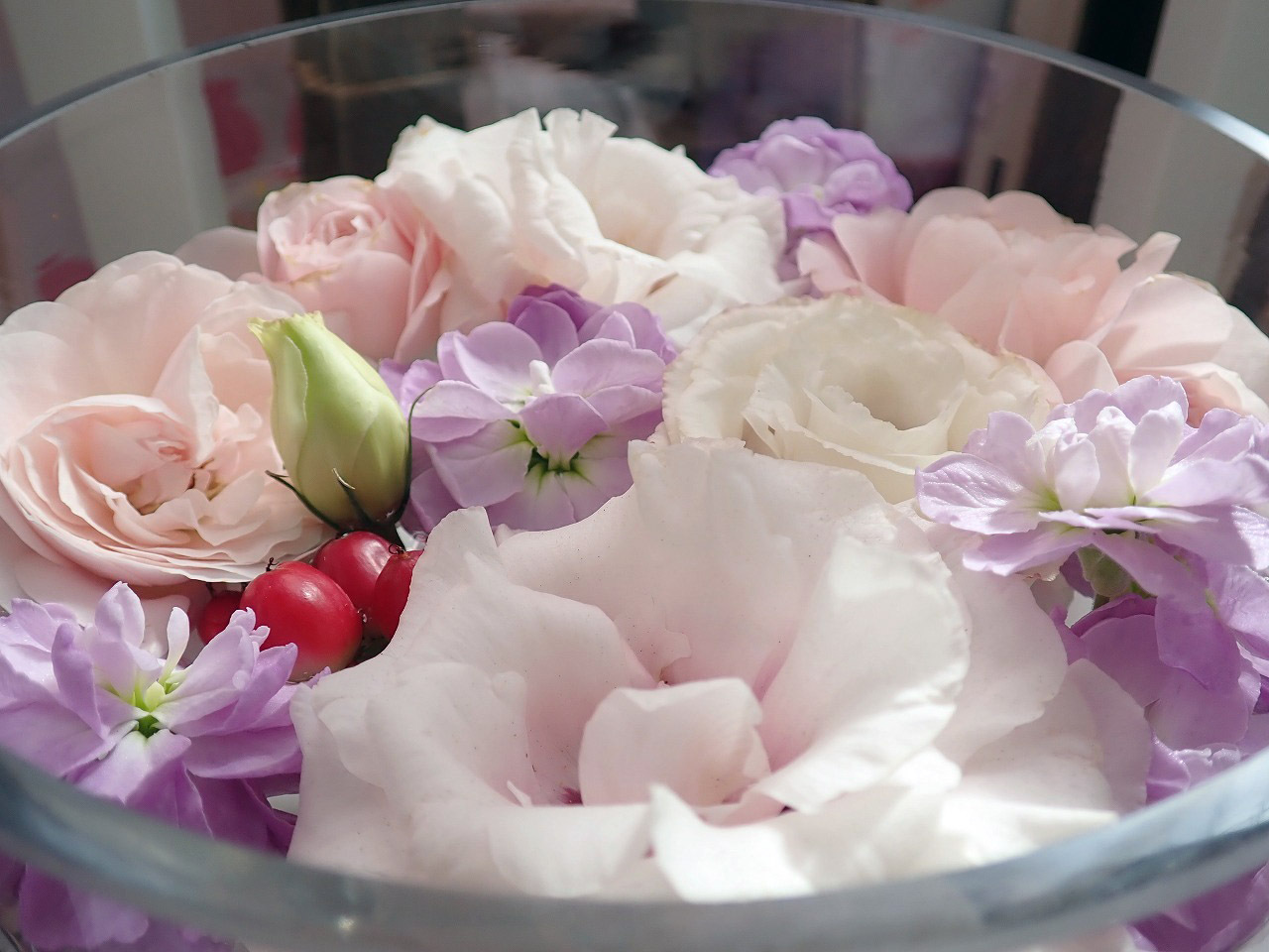 こちらは『お花と雑貨のお店 hanahaco』（「かわごえ花手水キーワードラリー」のみのエントリー）の花手水です