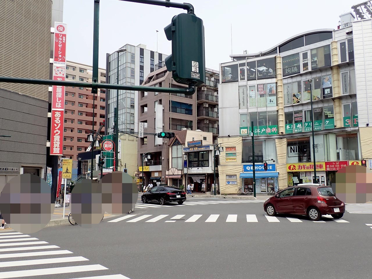 本川越駅の東口を出て一番街方面に向かい、交差点を左に曲がります