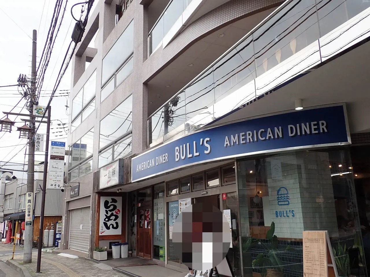 お店は1階でハンバーガーショップ「BULL’S AMERICAN DINER」が営業しているビルの３階です