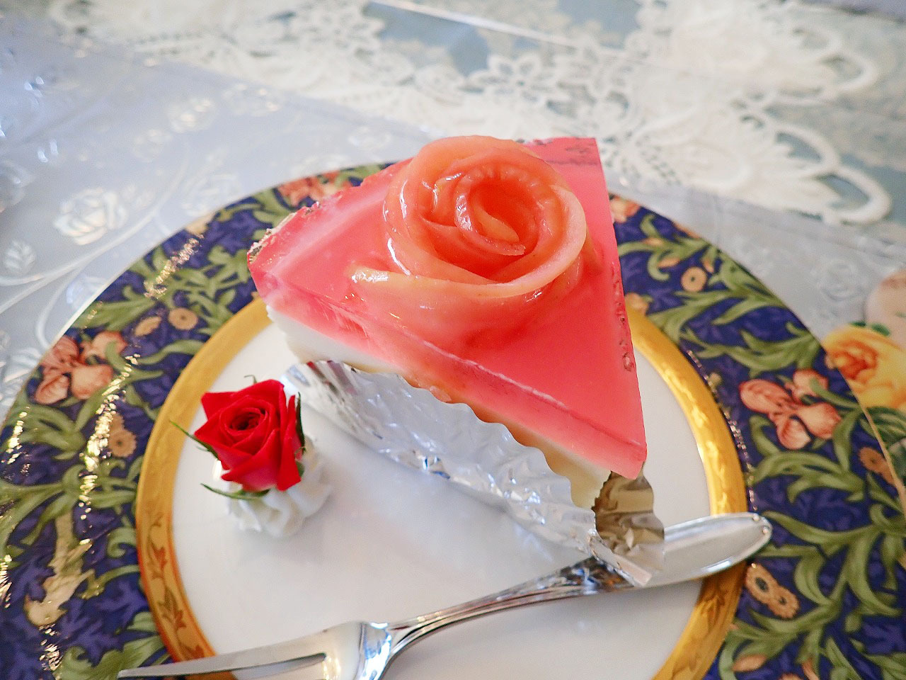 薔薇をモチーフにしていて、とてもきれいなケーキです