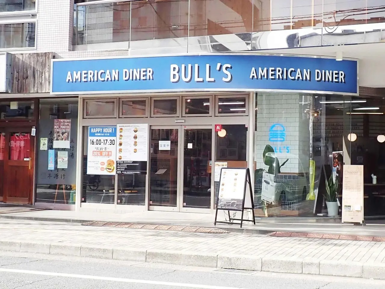 「BULL’S AMERICAN DINER」は本川越駅から徒歩約3分のところにあります