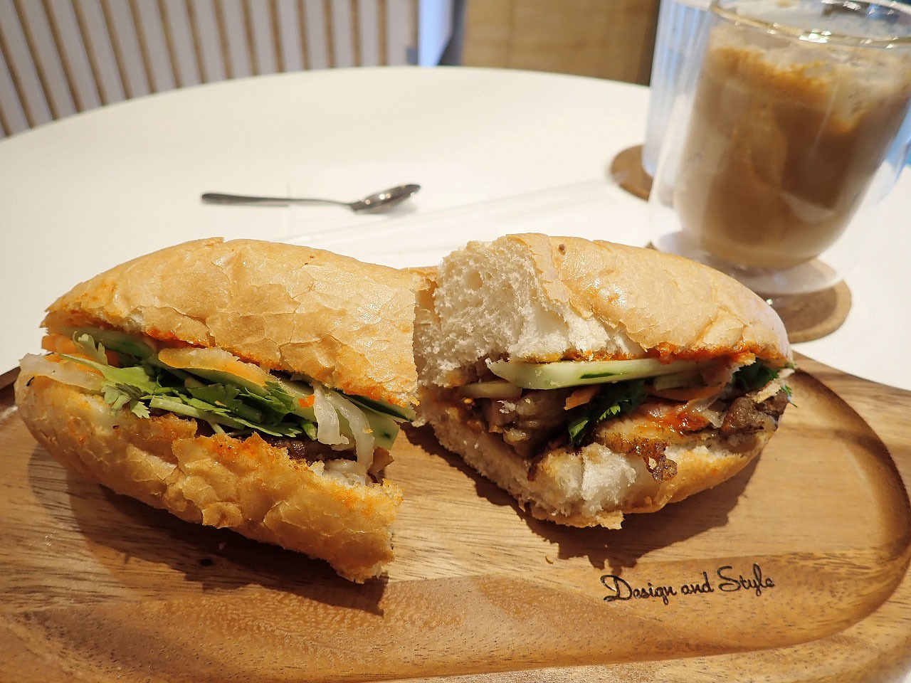 バインミーはベトナムで人気の品で、柔らかめの小さなフランスパンに具を挟んだサンドイッチです