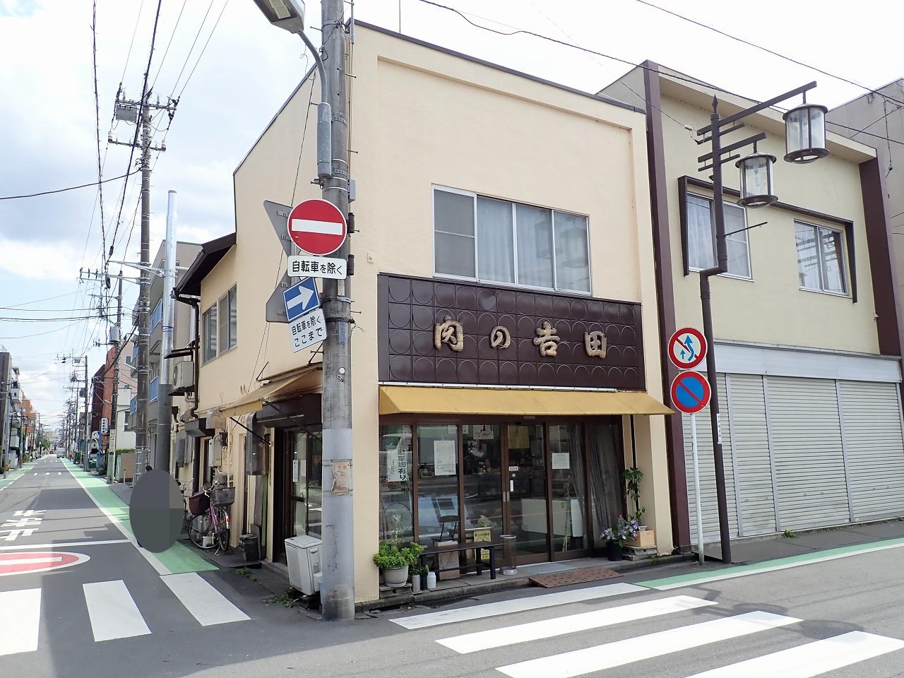 お店は交差点・仲町の近くにあります。西武新宿線・本川越駅から徒歩約10分です