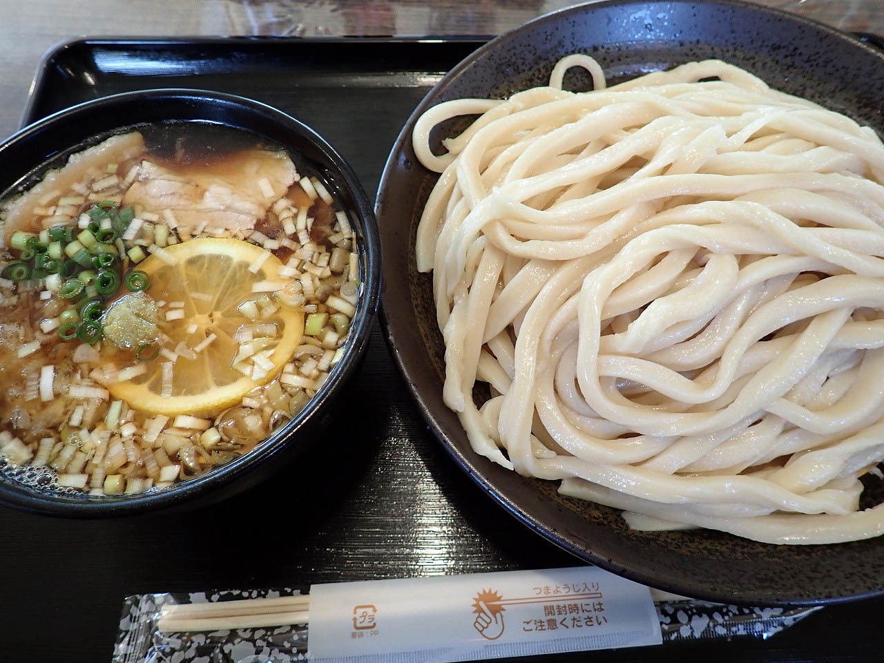 こちらは「柚子胡椒 冷やし肉汁うどん」です