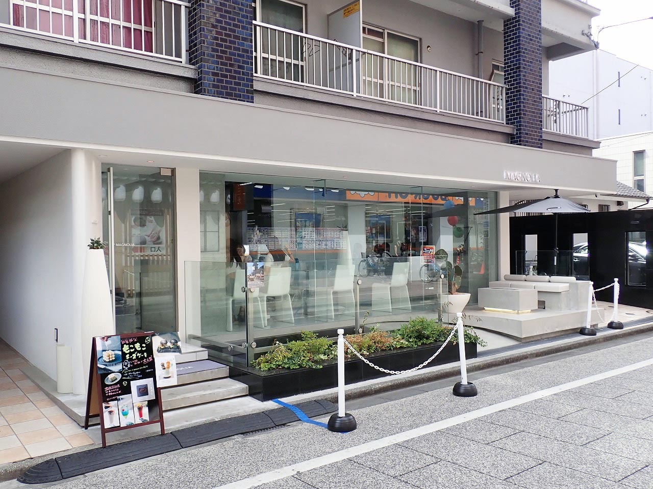 「カフェ MAGNOLIA」は川越の商業の中心地・クレアモール沿いにあり、西武新宿線・本川越駅から徒歩約5分です