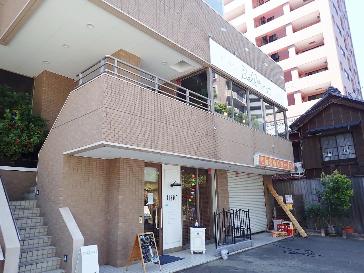「Bistro Bellknot 川越」は川越市産業観光館「小江戸蔵里 KOEDO KURAR」の向かいの建物の2階で営業しています