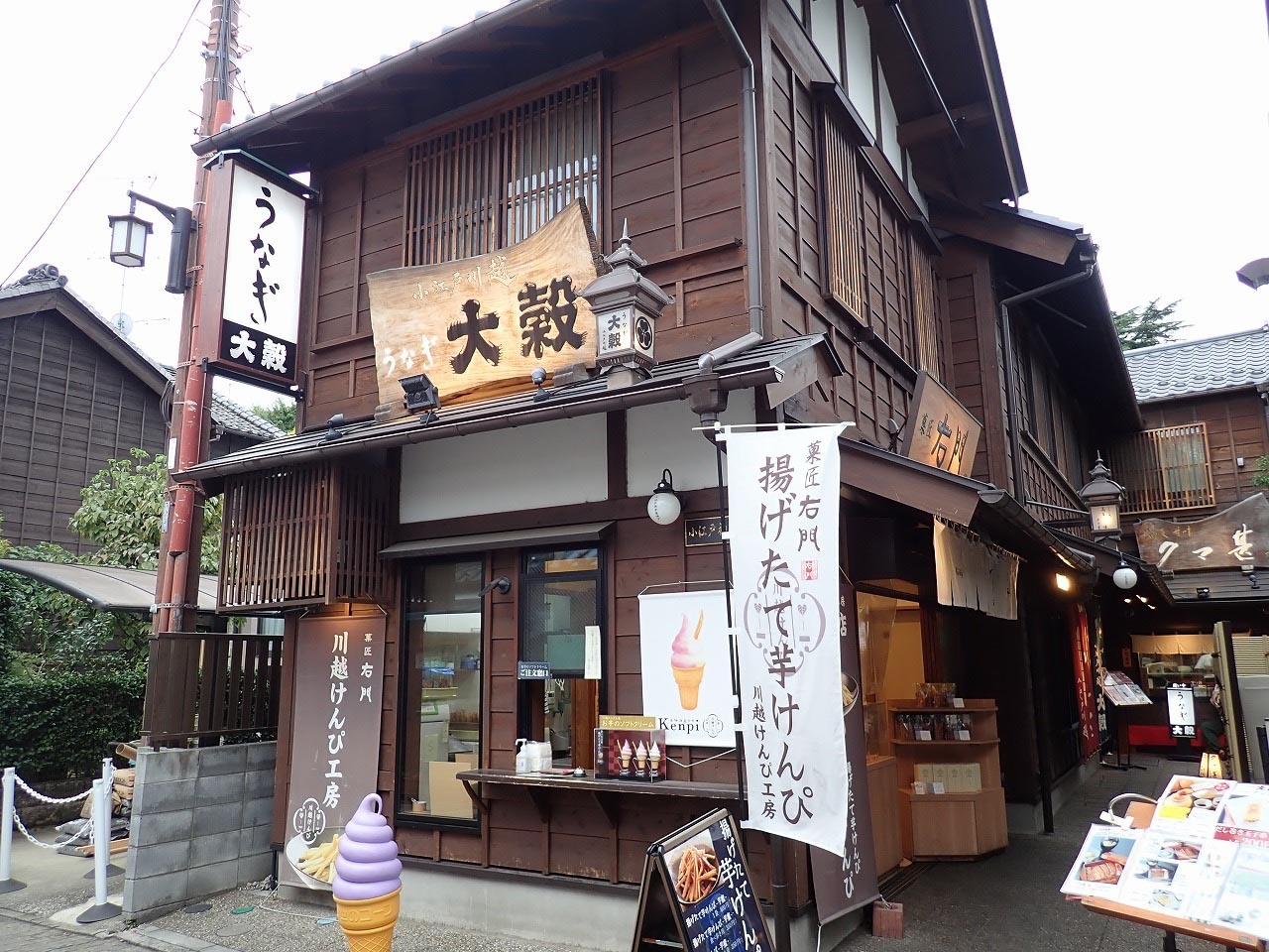 「菓匠右門 川越けんぴ工房直売店」は菓子屋横丁にあり、西武新宿線・本川越駅からは徒歩約17分です