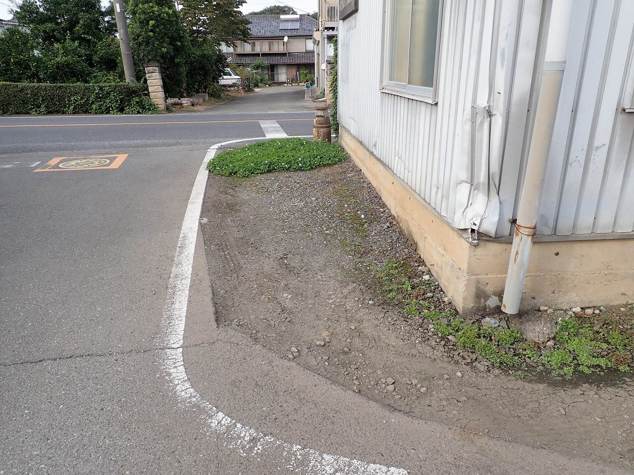 自動車を利用する場合は建物の横に駐車スペースがあります