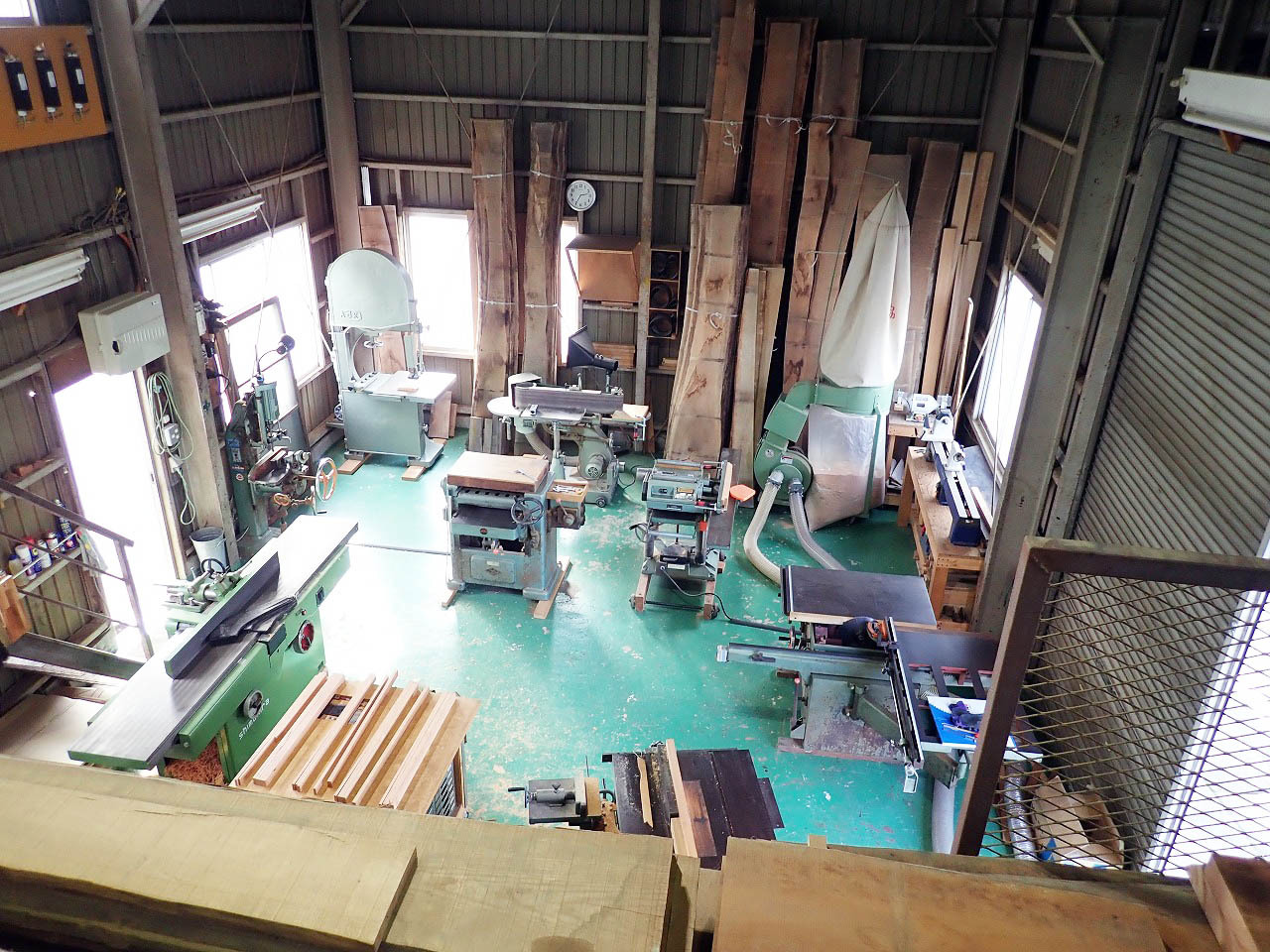 1階は作業所、2階は作品の展示場になっています。こちらは2階から1階を撮影した写真です