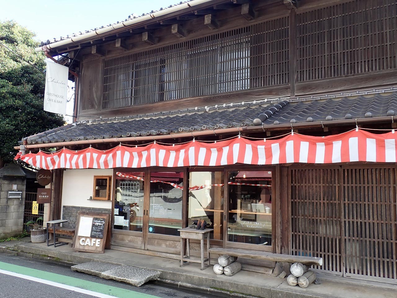 「ちゃぶだい  Guesthouse、Cafe&Bar」は川越市立中央図書館の近くにあり、西武新宿線・本川越駅から徒歩約13分です
