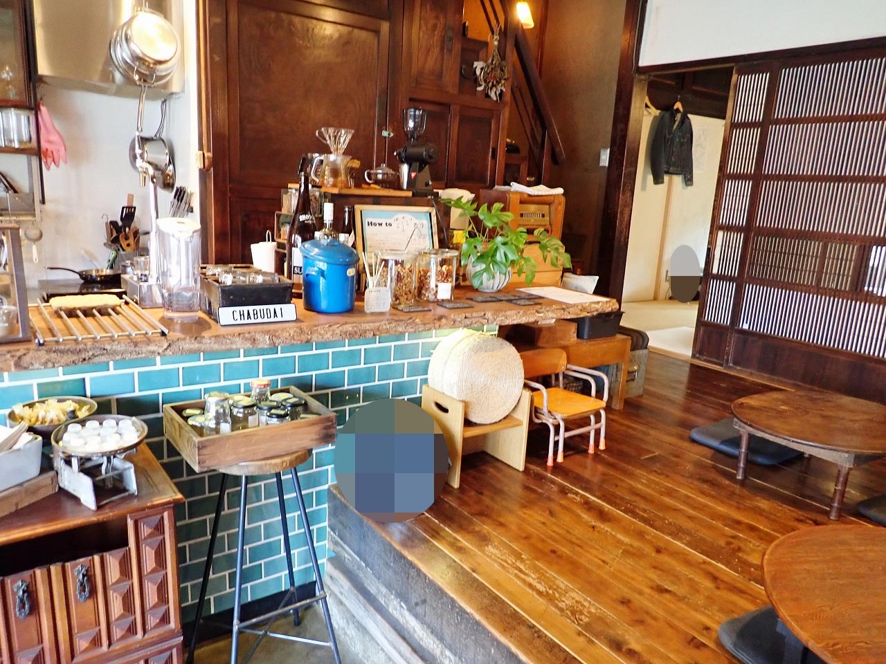 カフェ＆バーのスペースには、これまた昔なつかしい、小さめのちゃぶだいがあります