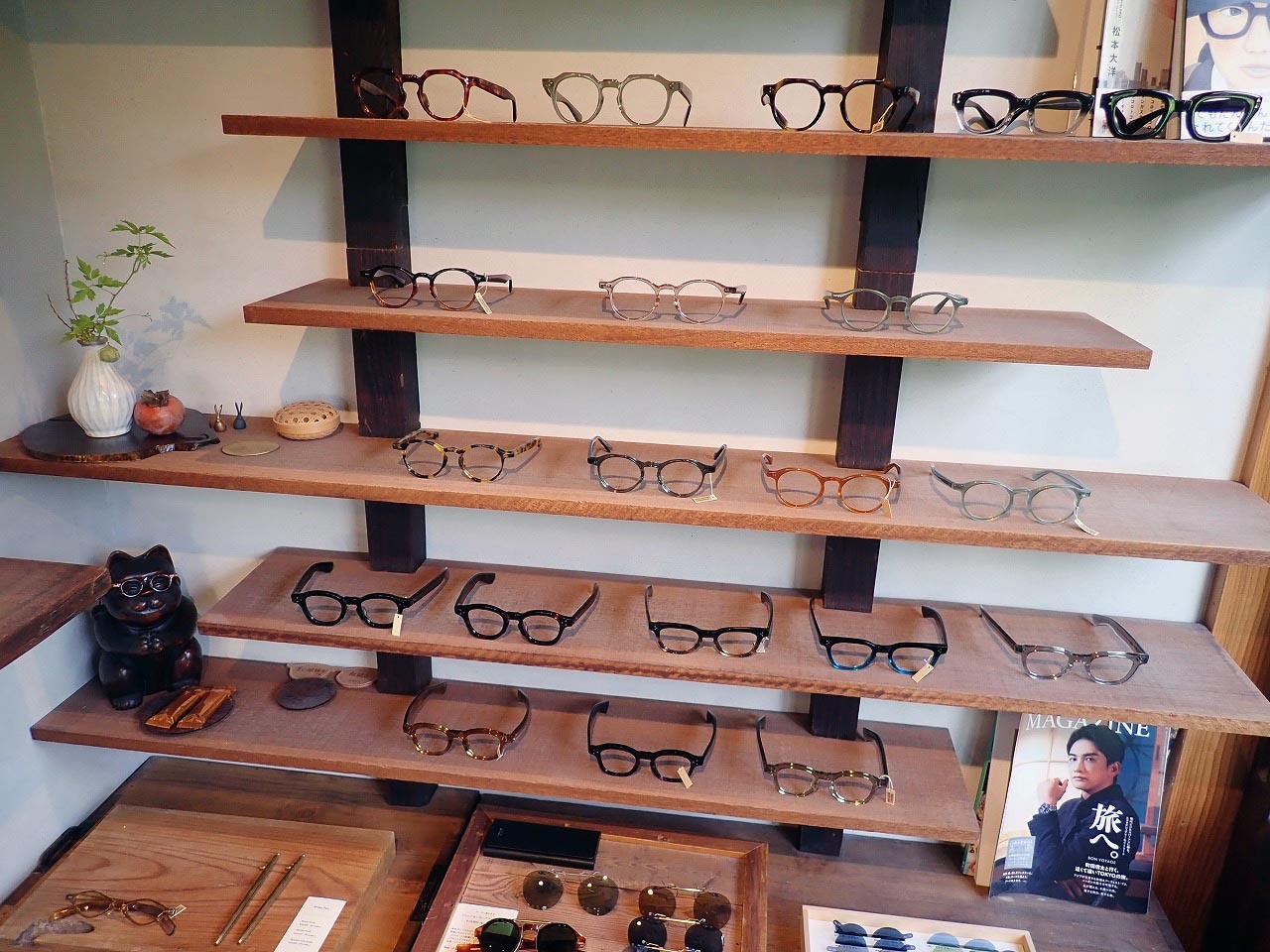 「澤口眼鏡舎」はオーダーメイドでフレームを製作していただけるお店です。棚に並んでいる眼鏡は販売品ではなく、見本です