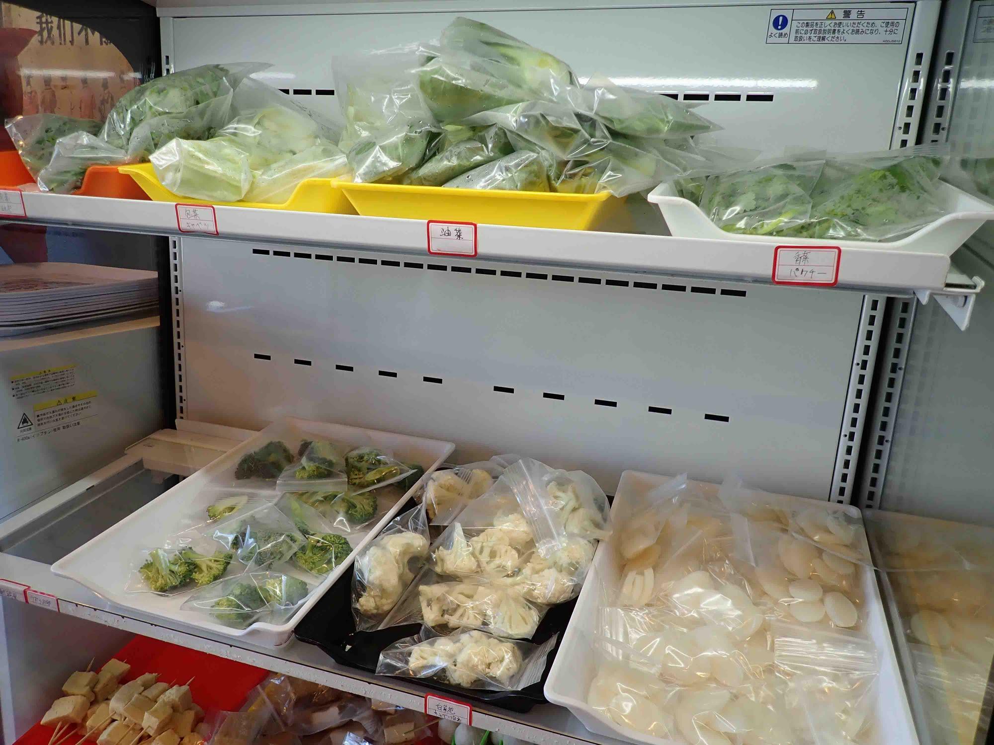 野菜やお餅、肉団子など、いろいろな品が並んでいます。こちらはどの品も一つ110円（税込）です