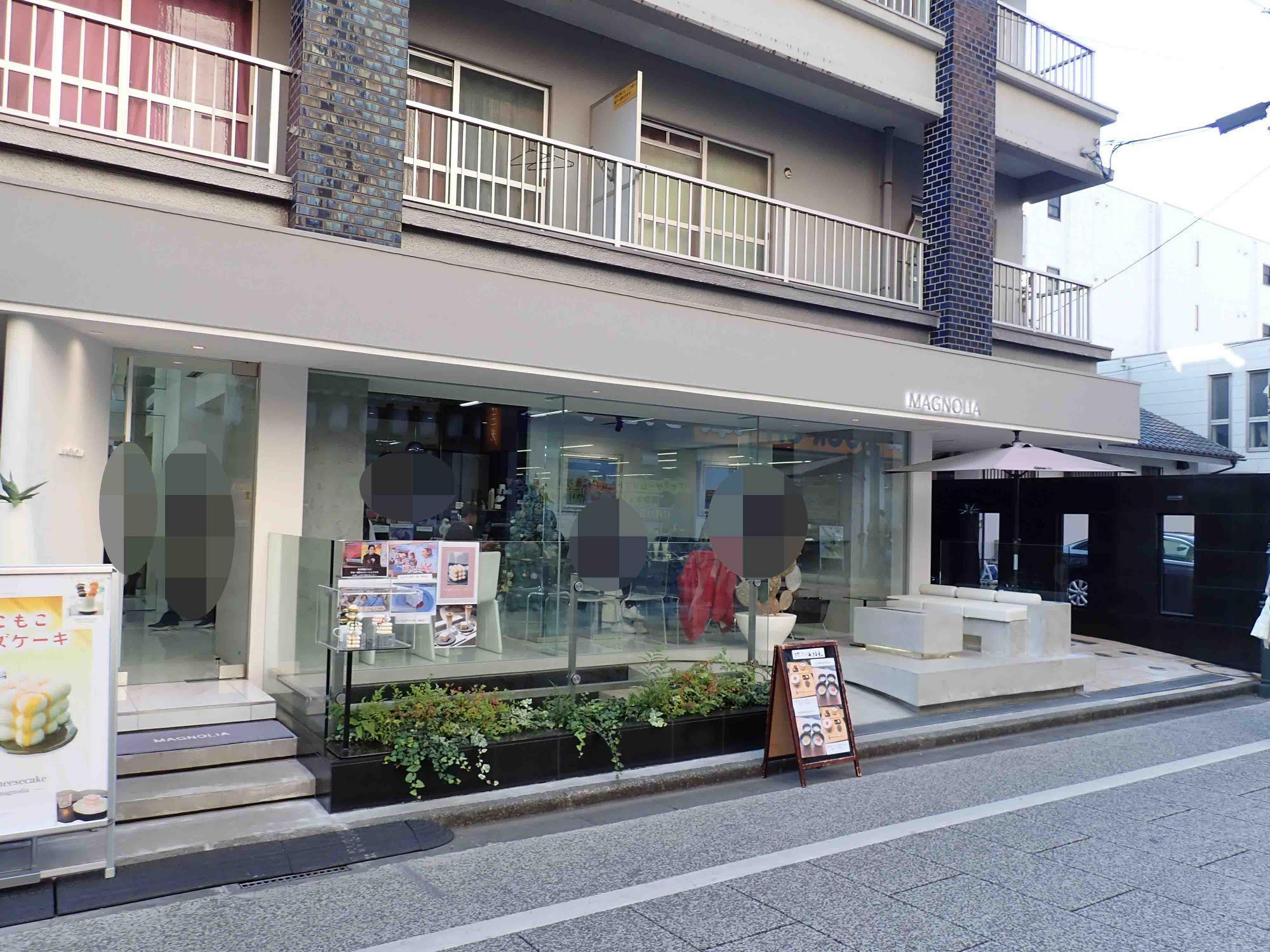 店舗の場所は西武新宿線・本川越駅の東口から徒歩約5分。「cafe magnolia（カフェ マグノリア）」が営業している建物の地下1階です