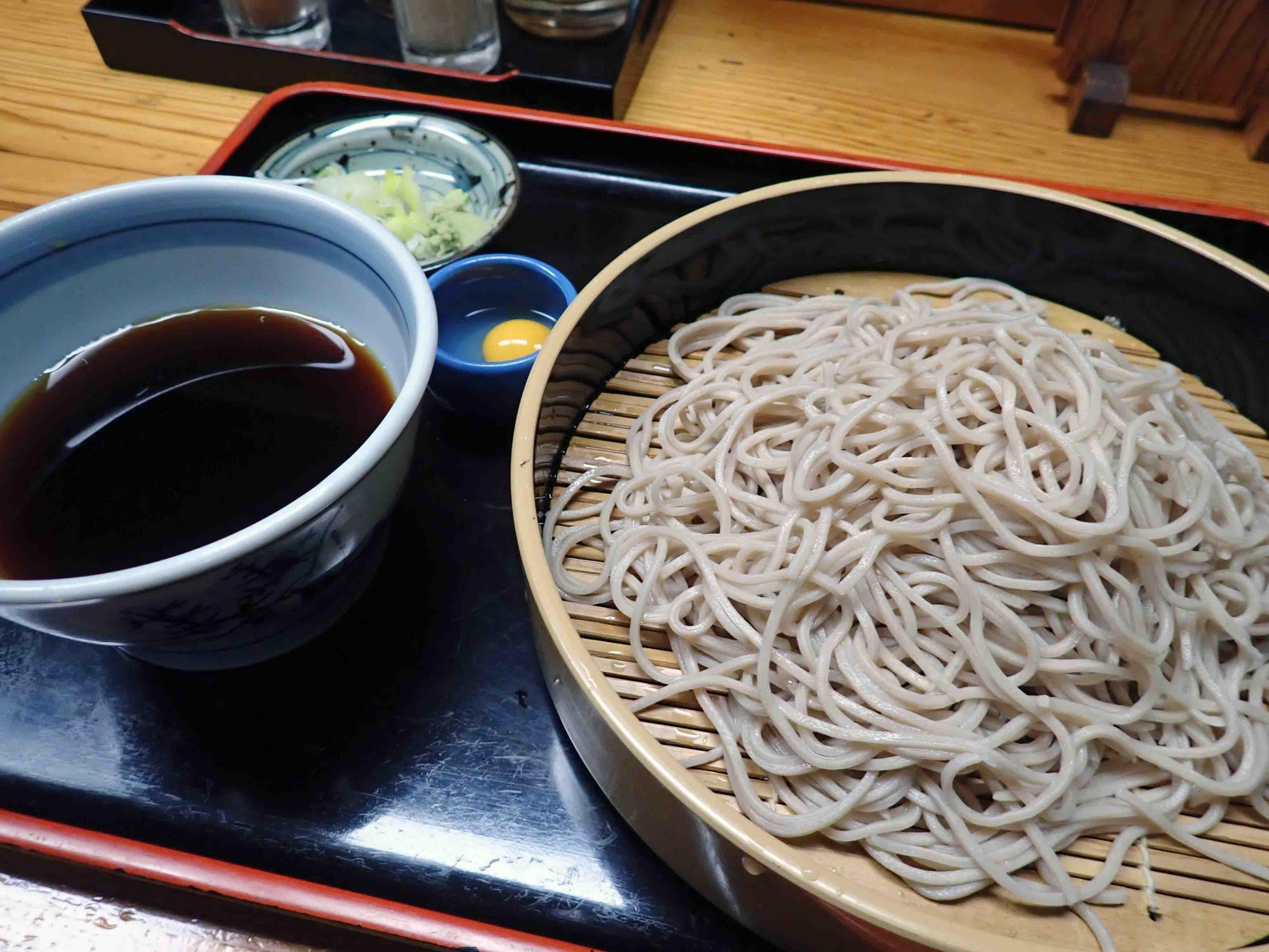 蕎麦屋さんのスタンダードなメニューのかけそばです。うずらの卵がつきます