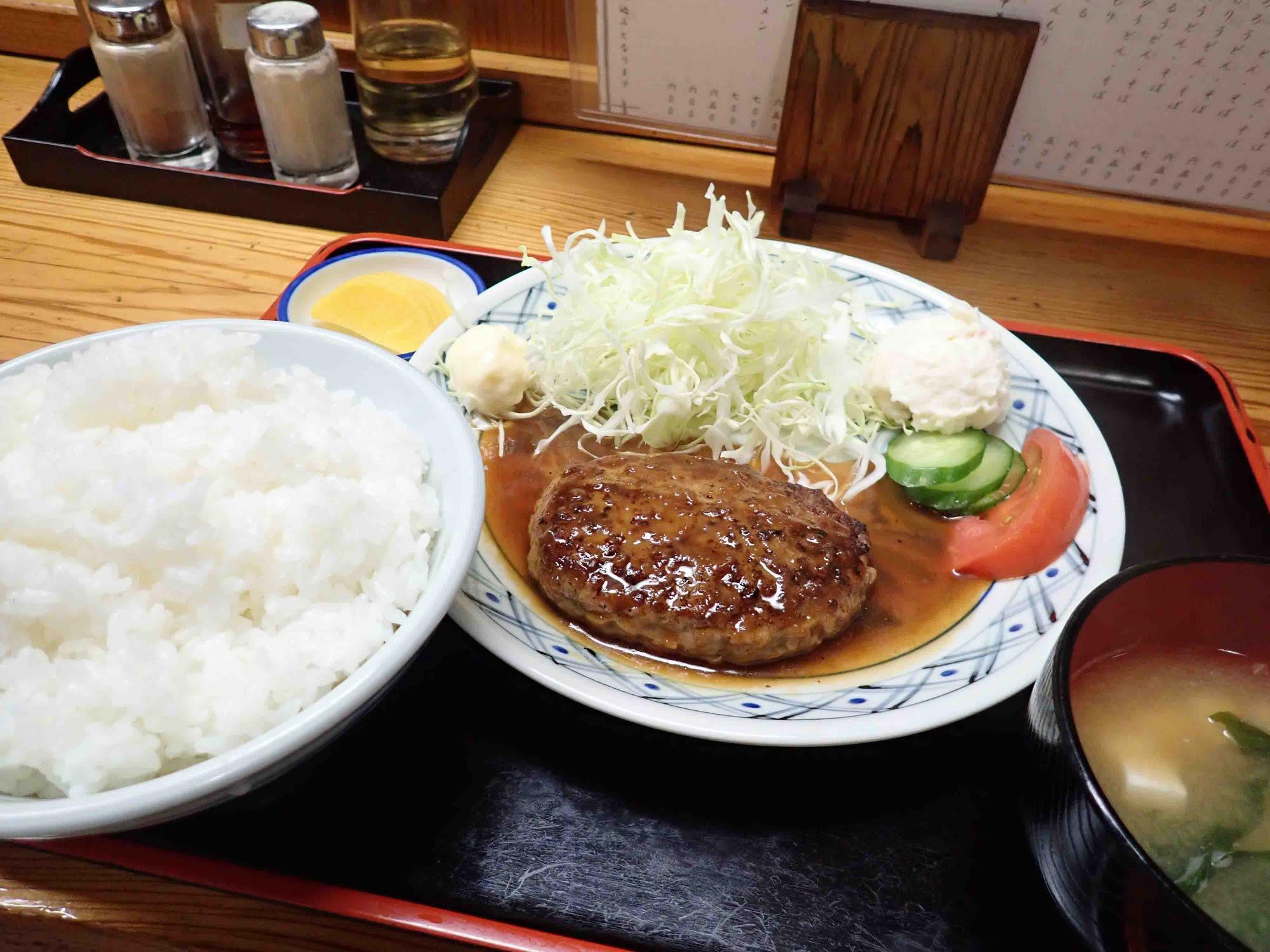 ハンバーグ定食も美味です