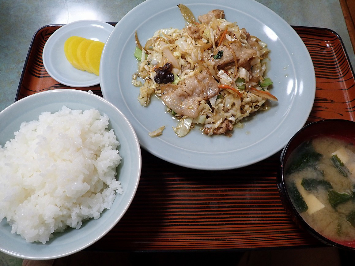 こちらは肉野菜炒め定食です