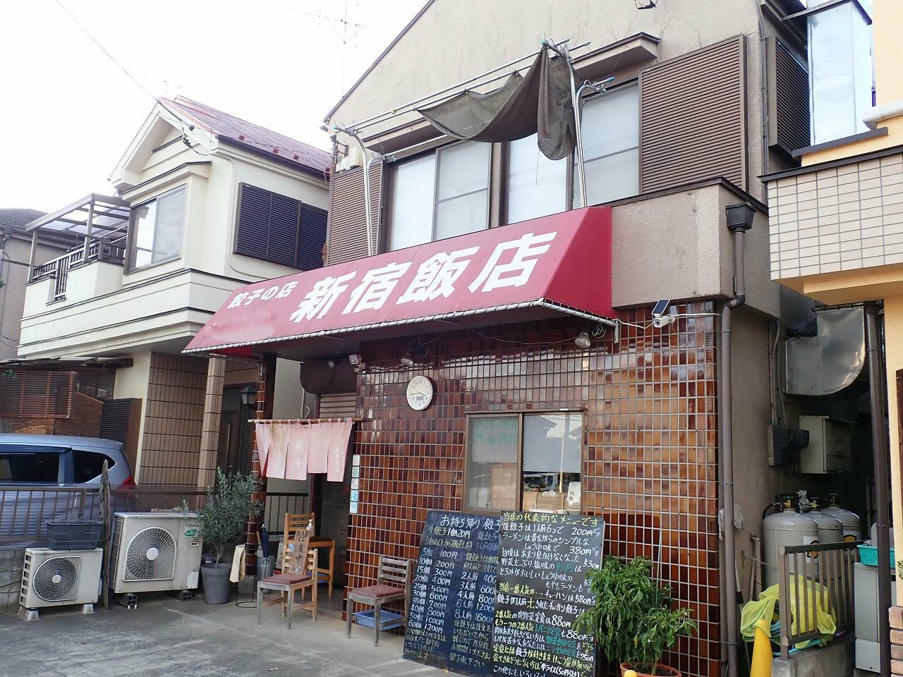 店舗は西武新宿線・南大塚駅から徒歩約18分で、駐車場は店舗前に完備されています
