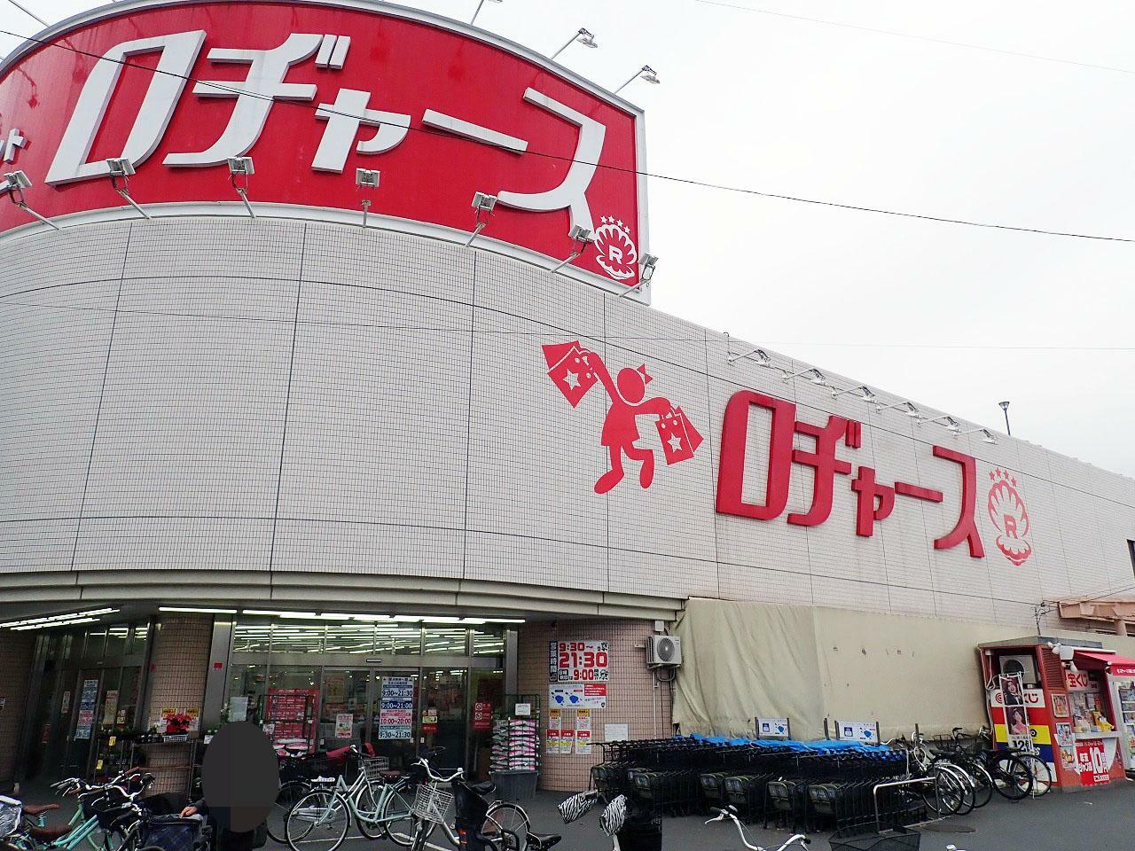 店舗は西武新宿線・本川越駅から徒歩約20分で、駐車場はお店の周辺に完備されています（計390台分）