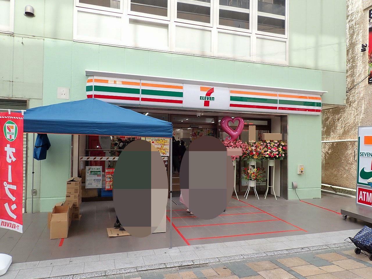 「セブン-イレブン 本川越駅東口店」は「口福屋」の隣（クレアモール側）で営業しています