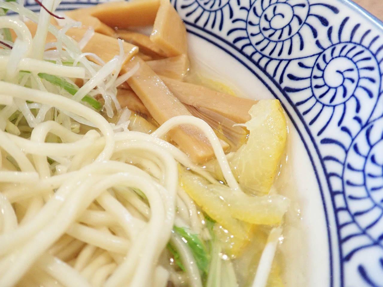 爽やかなスープに細めの麺がよく合います