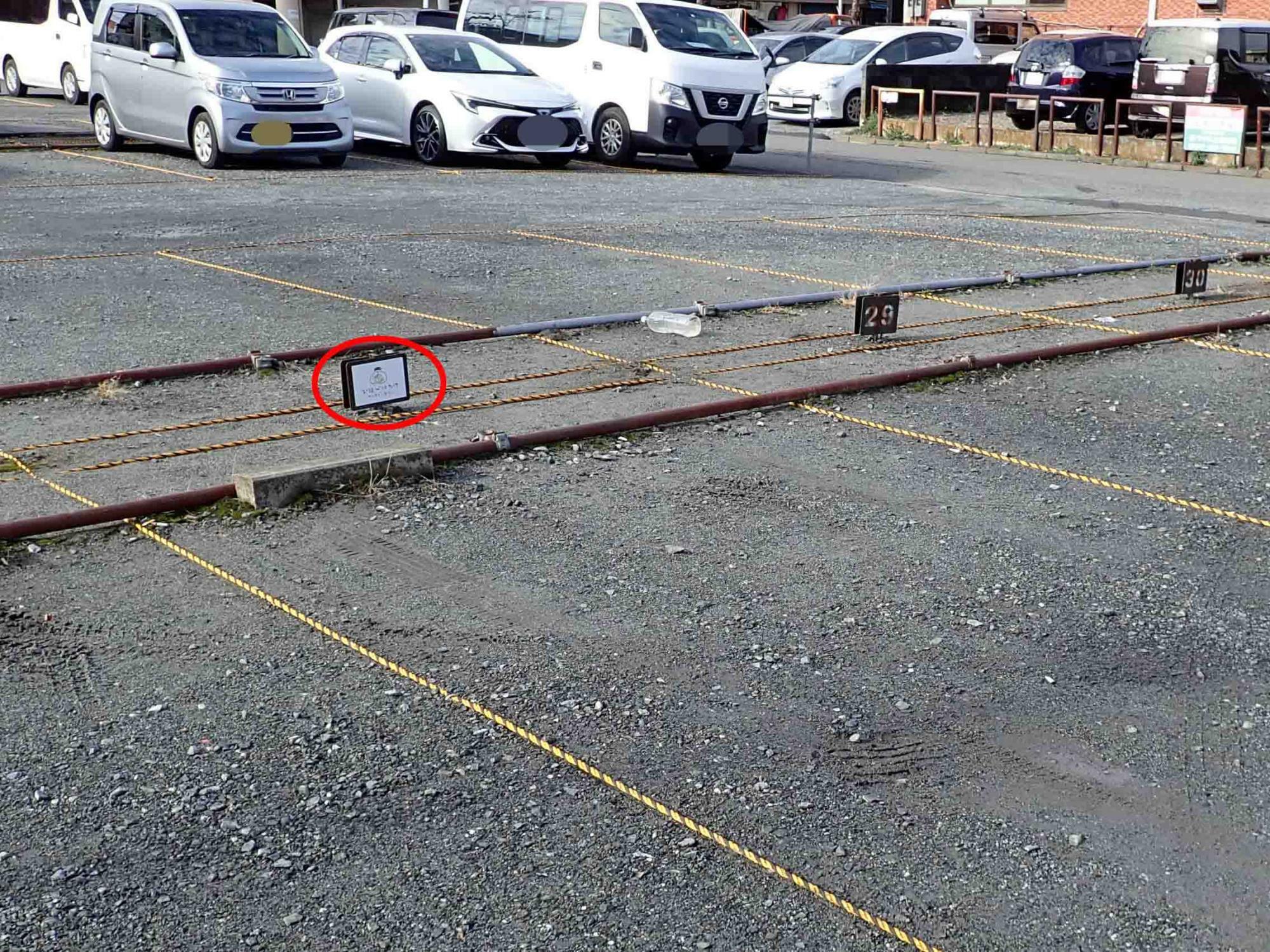 この写真は赤い丸印の前のスペースが「旬の野菜を贅沢に【お結びはたけ】」の駐車場です