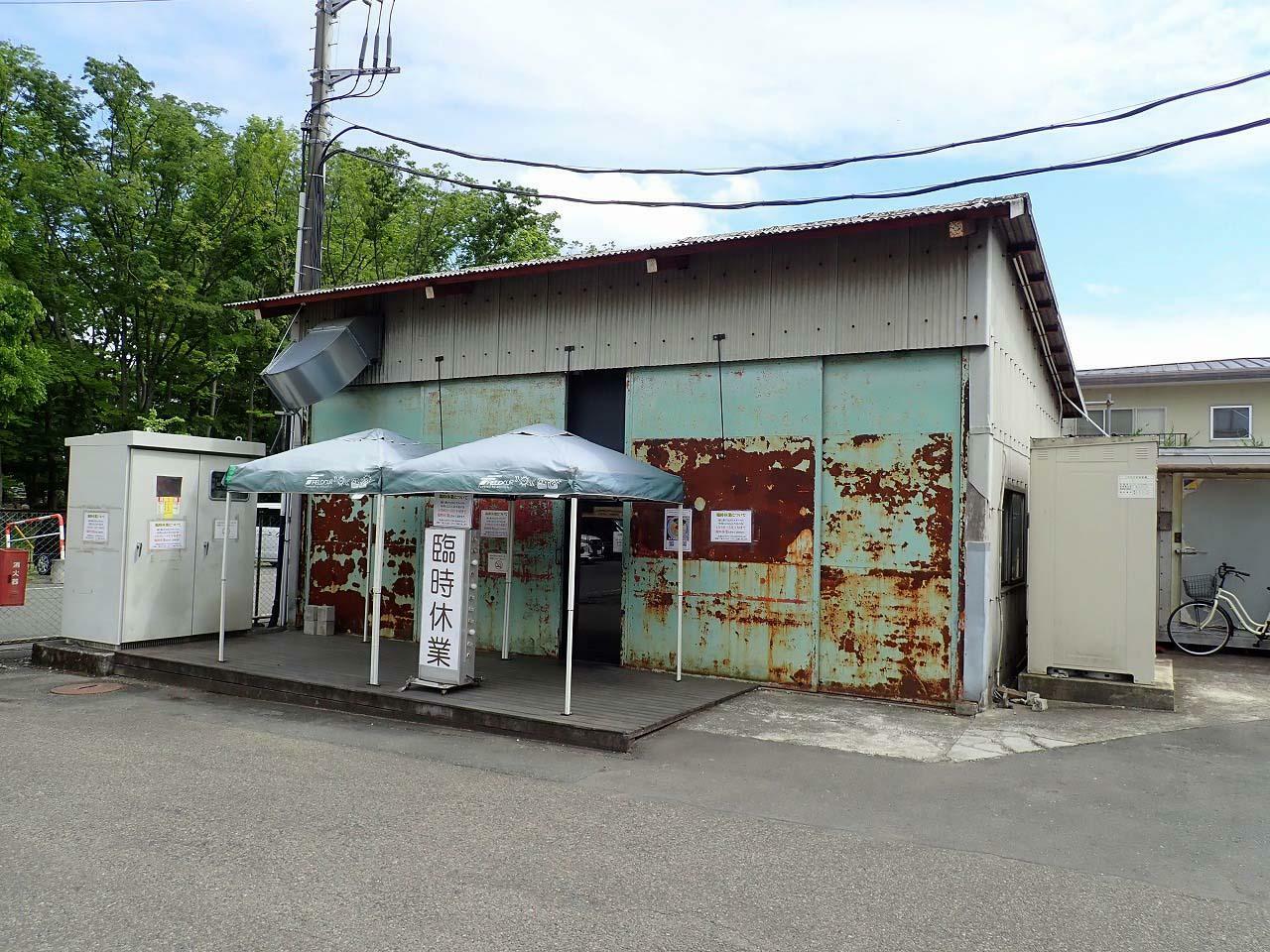 店舗は伊佐沼の近くで、お店の前に駐車場が完備されています